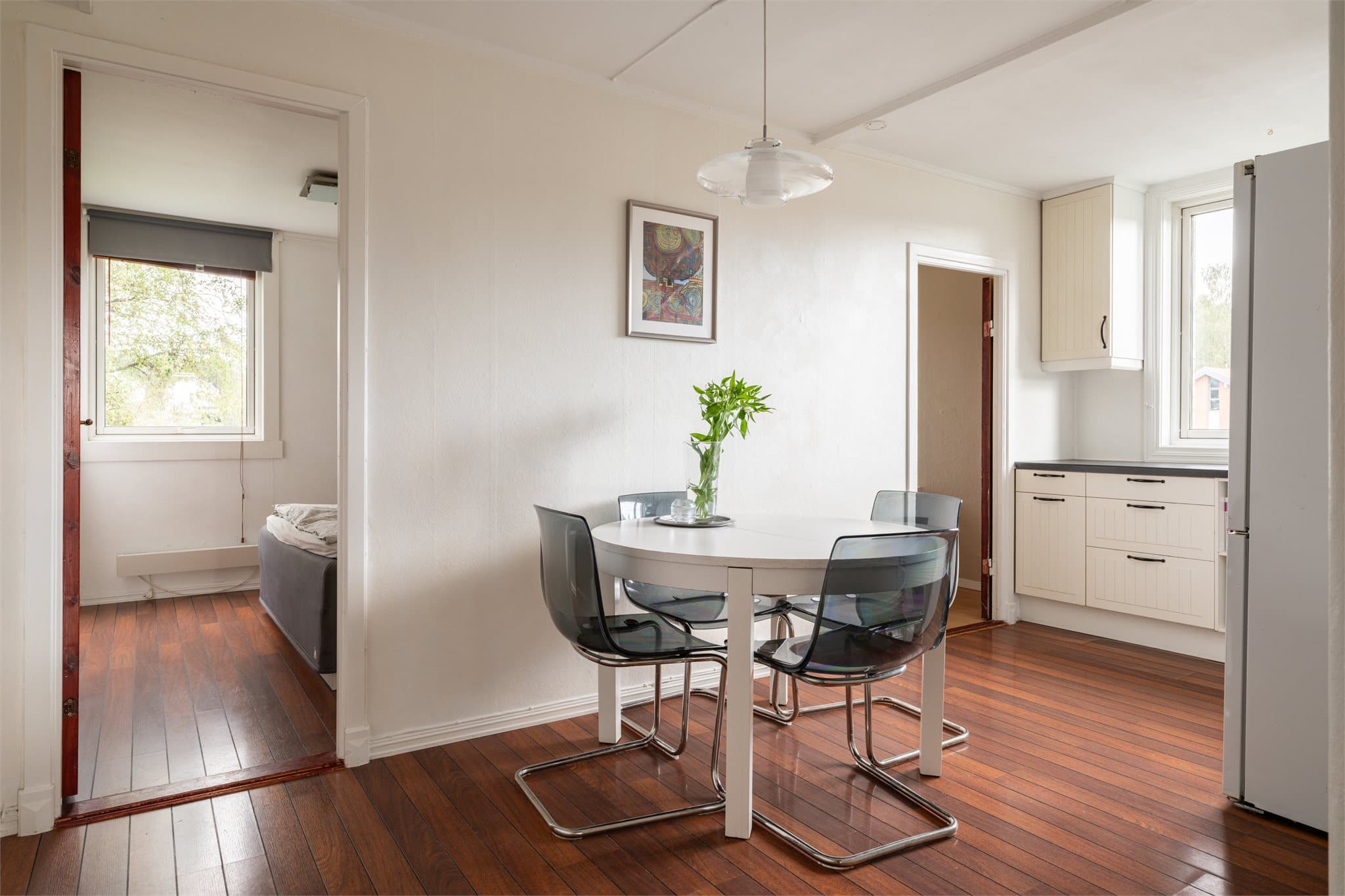 God plass til spisebord, ideelt for å samle familie og venner til hyggelige måltider.