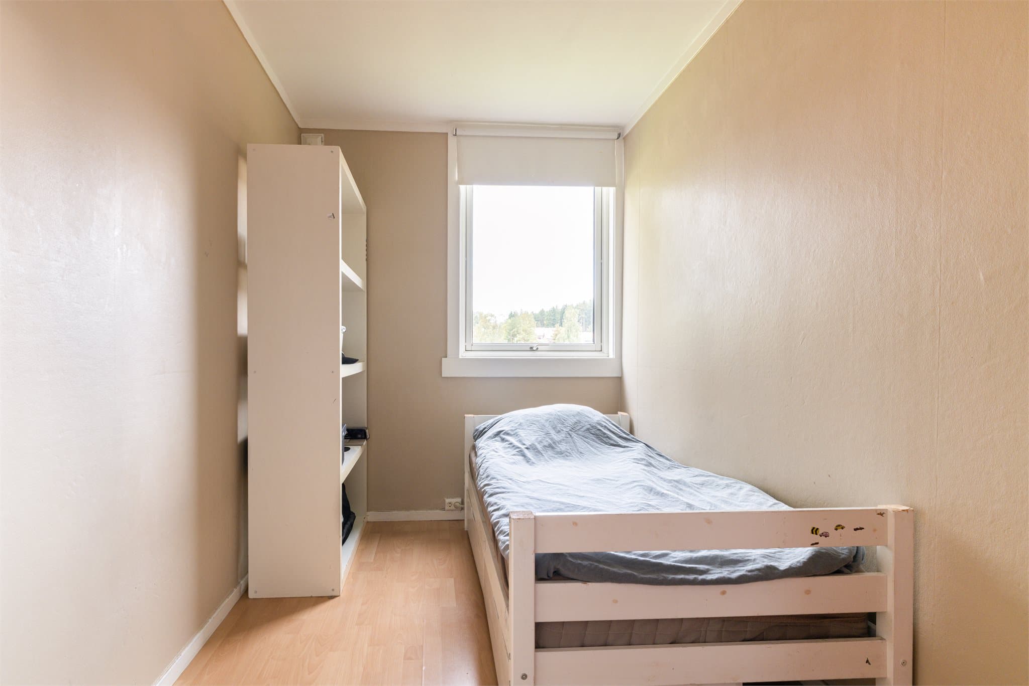 Romslig soverom med mulighet for seng, nattbord og praktiske oppbevaringsløsninger.