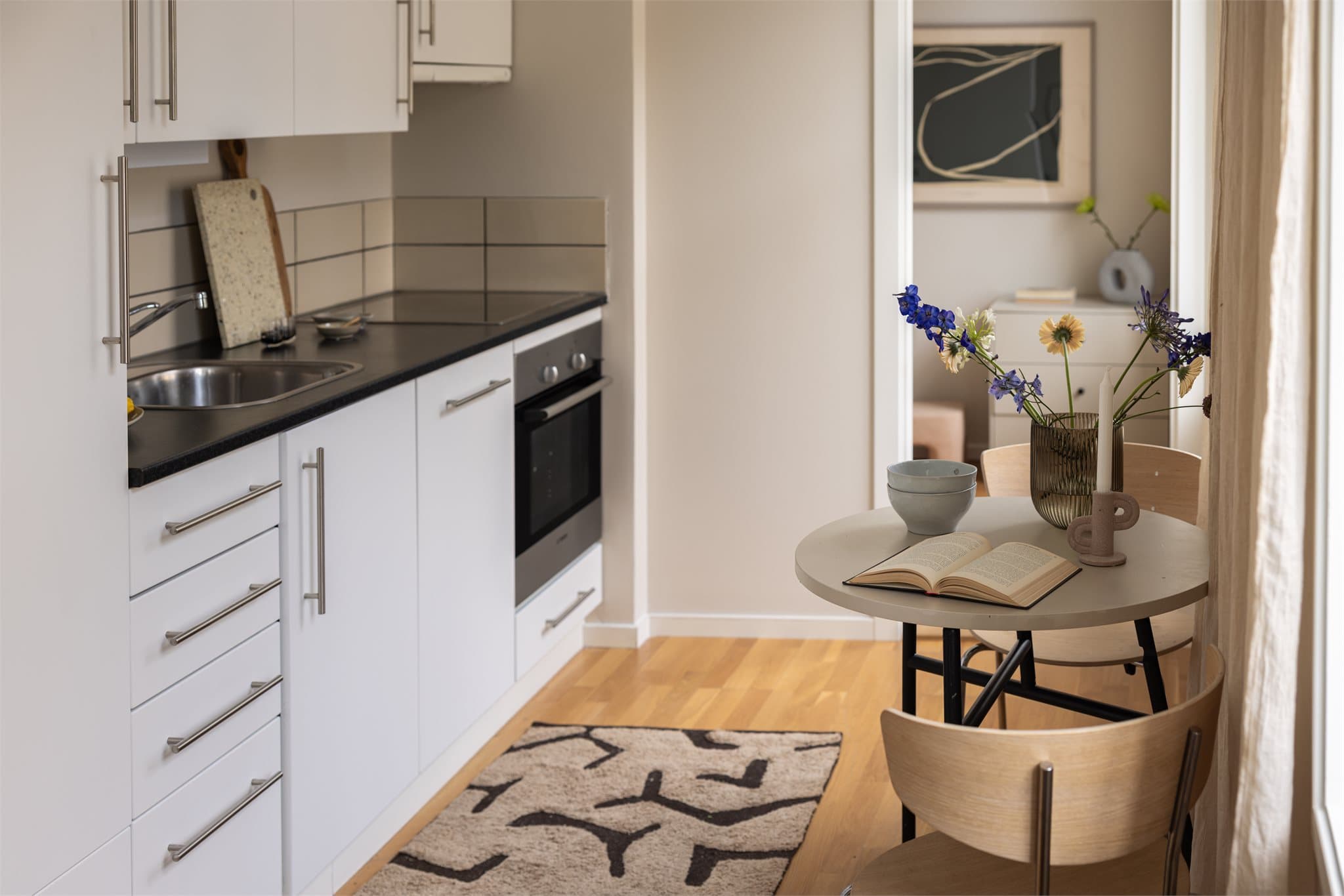 Det er plass til en hyggelig spiseplass på kjøkkenet.