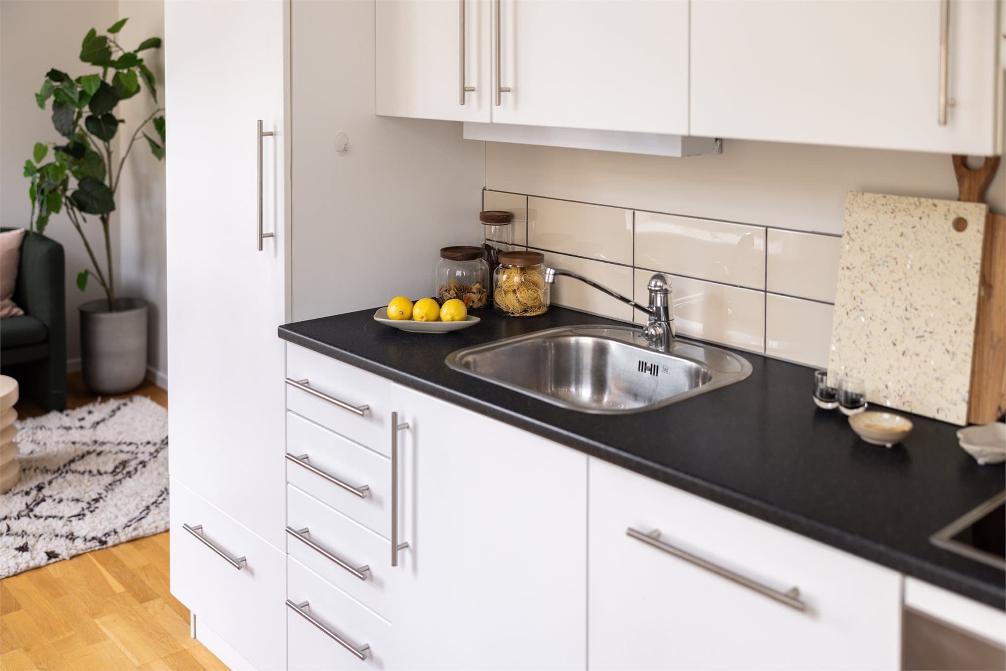 Det er stekeovn, oppvaskmaskin, ventilator og kjøleskap på kjøkkenet.