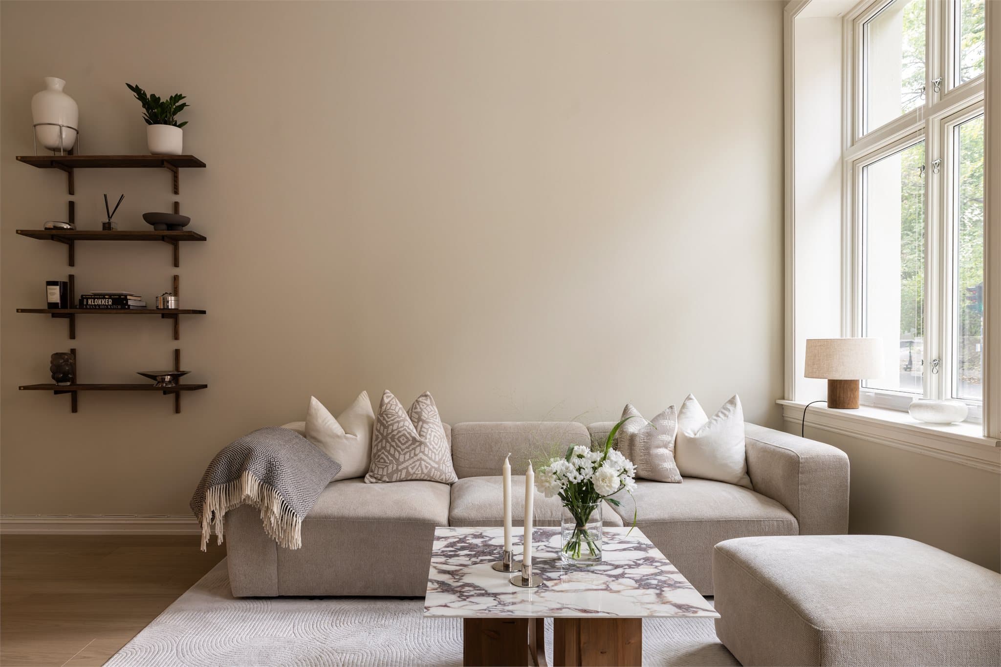 Her presenteres en elegant og stilfull 2-roms som kombinerer tidløse klassiske detaljer med oppgradert, moderne komfort.