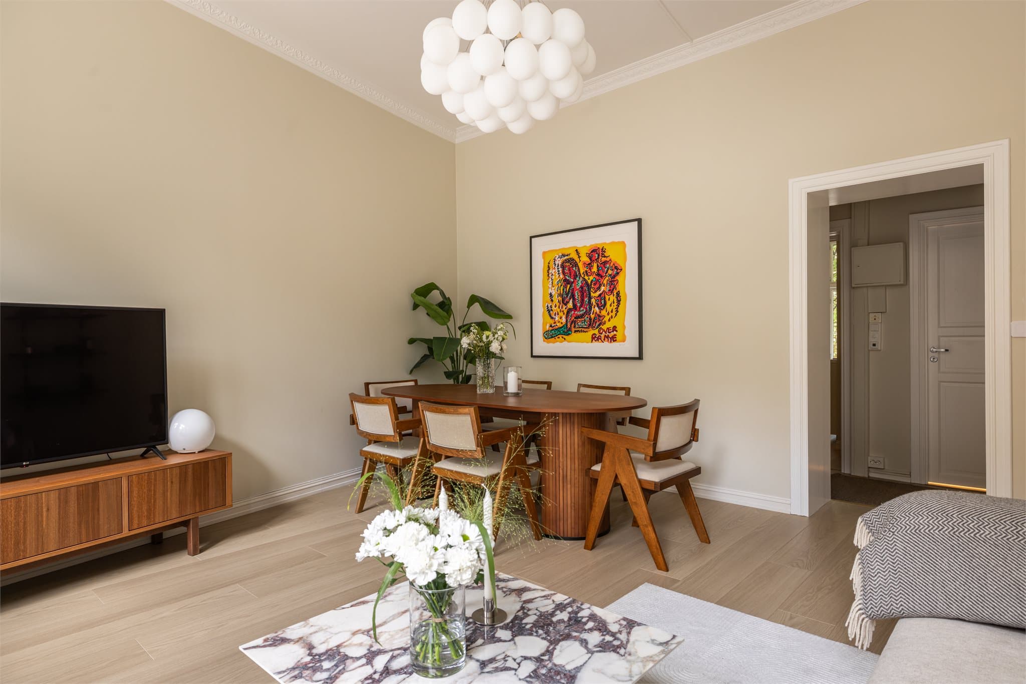 Her er det f.eks plass til et langbord med flere spisestoler - perfekt for både sosiale sammenkomster.