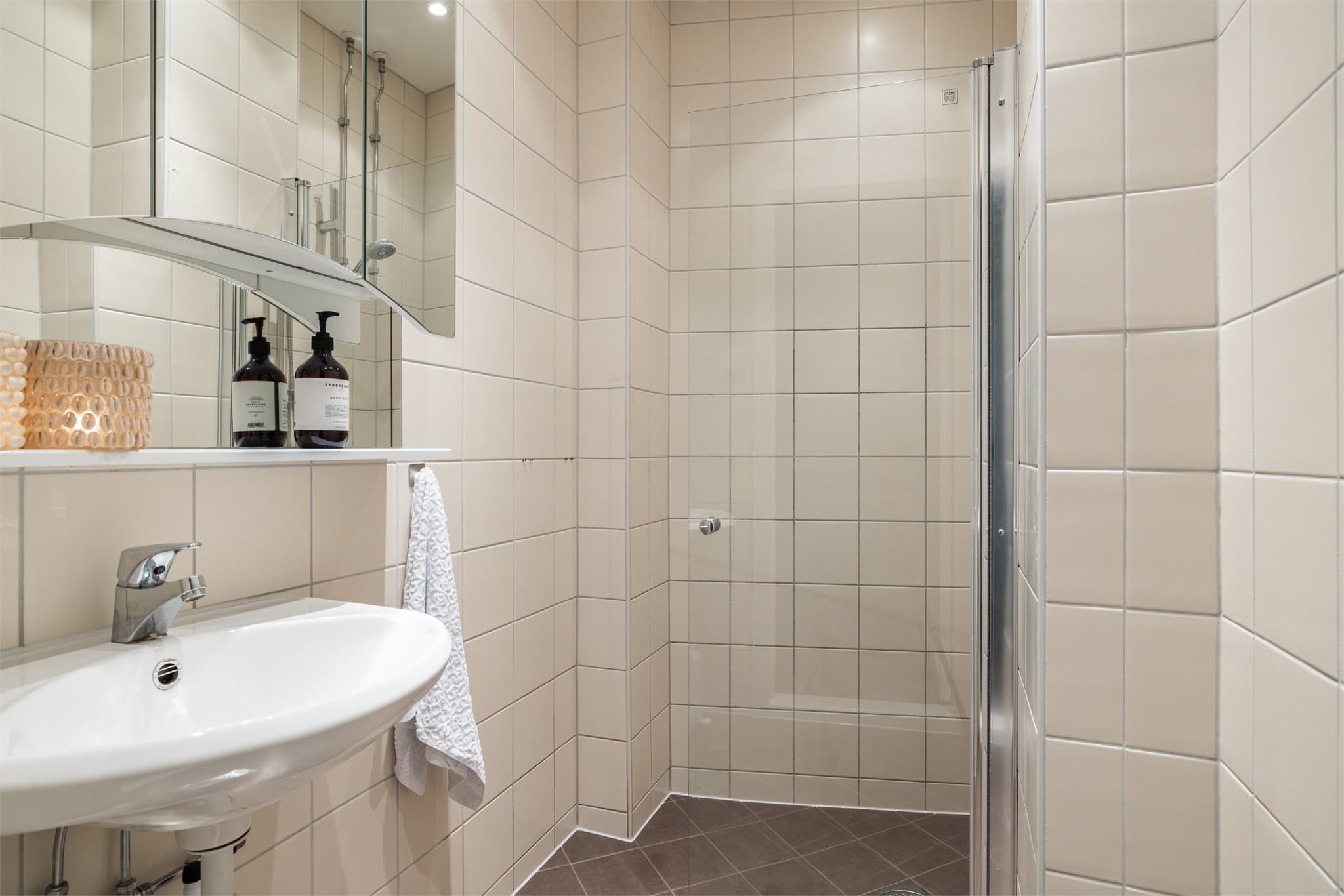 Rommene er arealeffektivt og utstyrt med essensiell innredning og spotter som sørger for en lys og innbydende atmosfære.