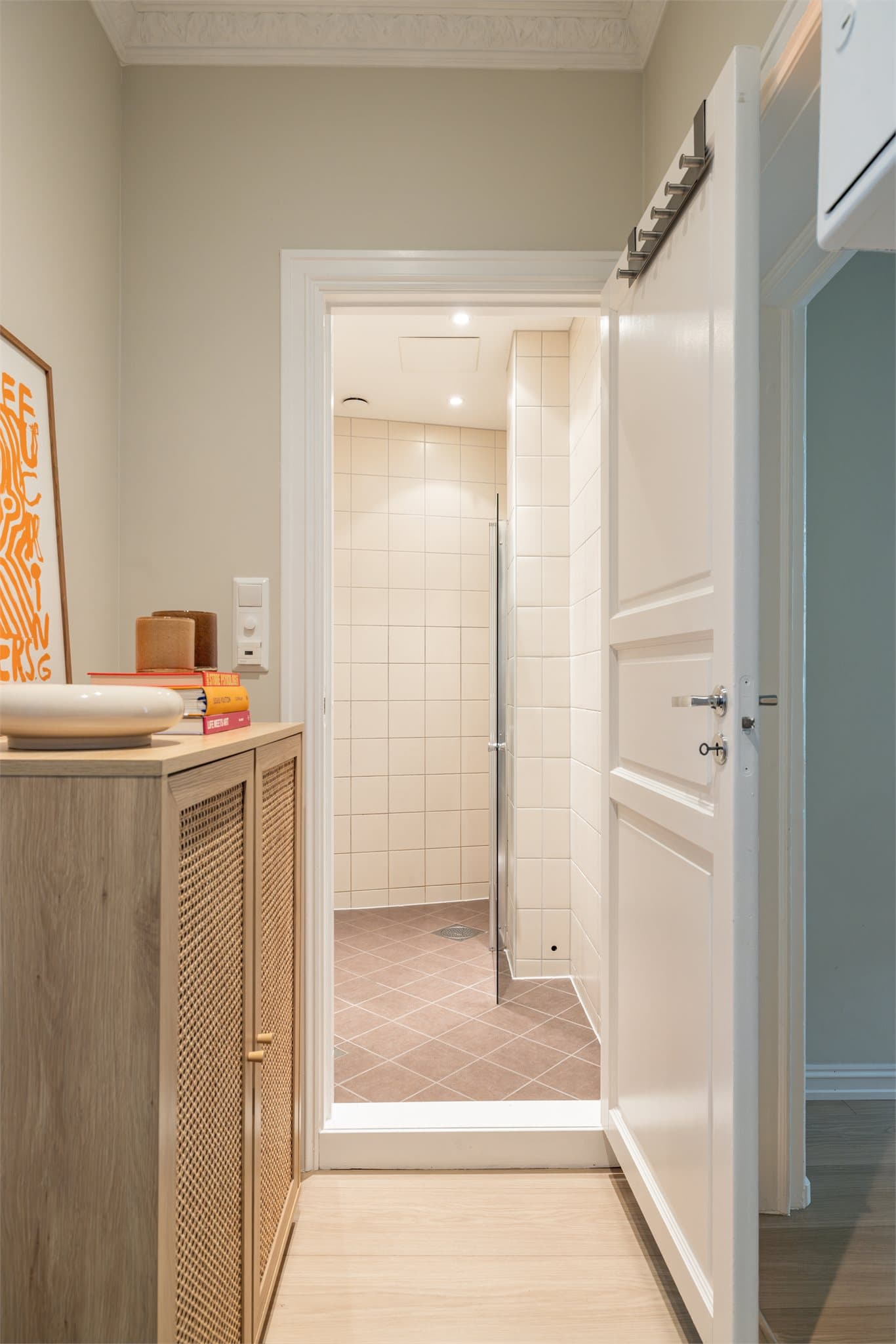 Lys og innbydende entré med slitesterkt laminatgulv fra 2024.