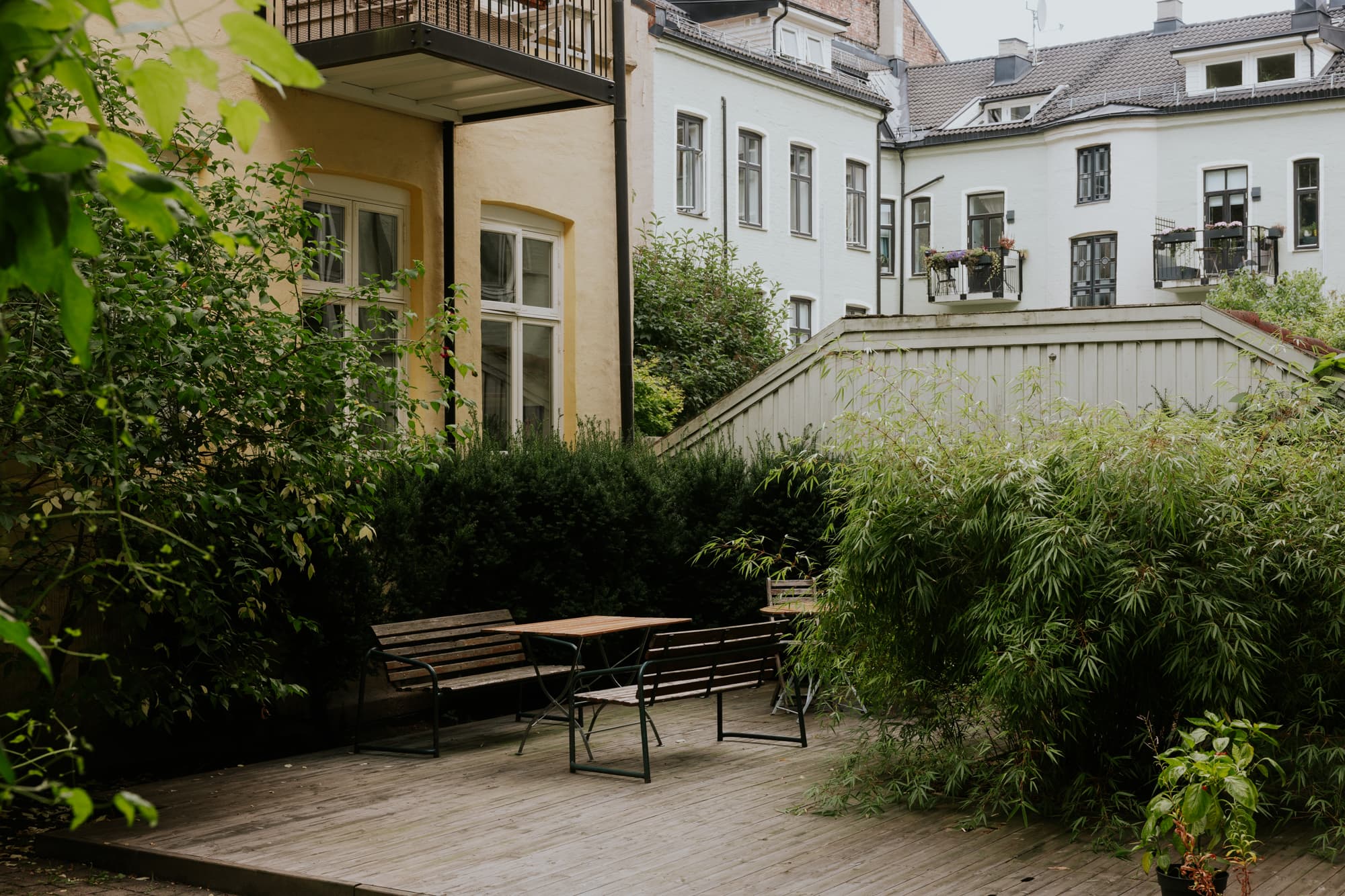 Bakgården har også flere sittegrupper samt sykkelparkering.