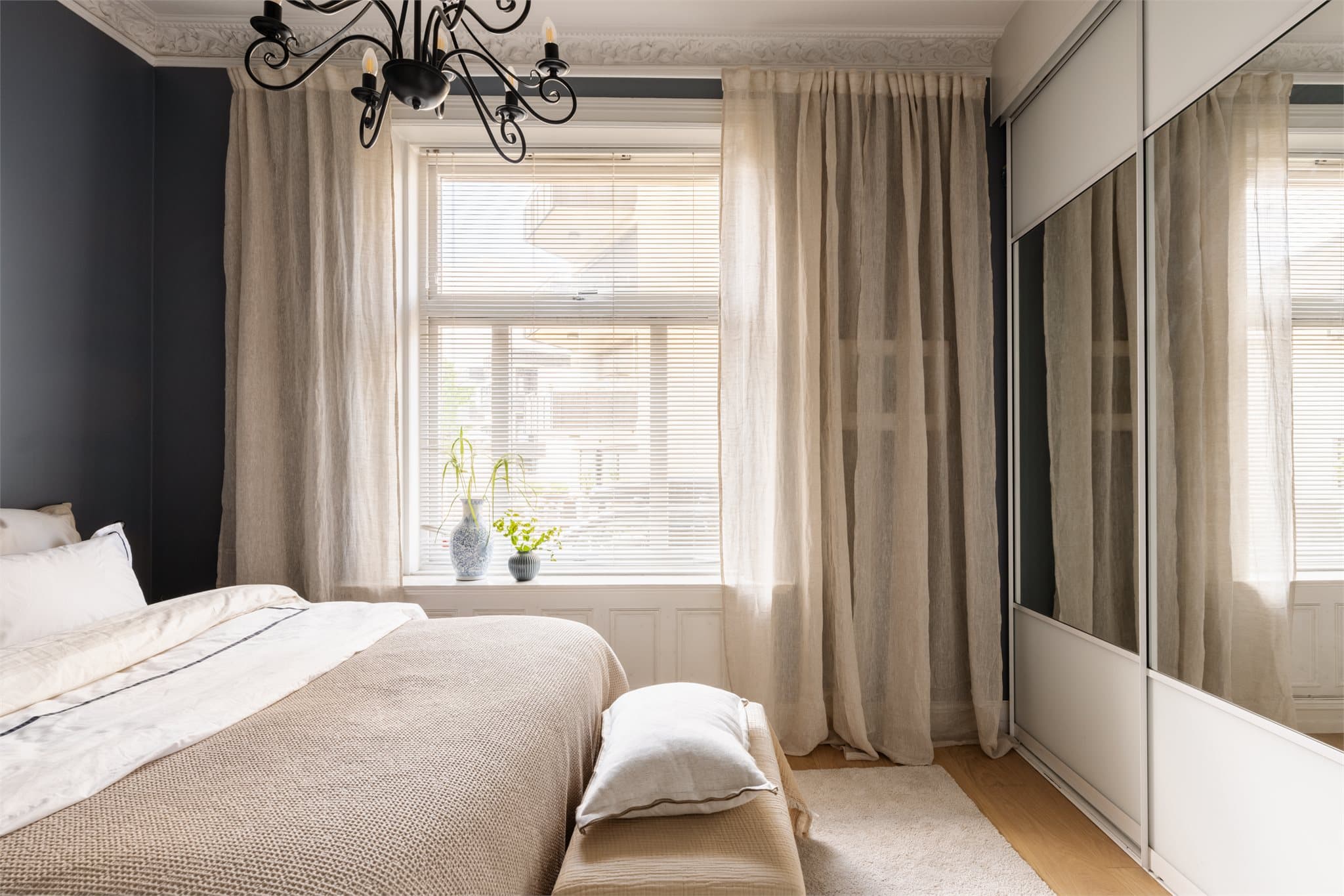 Hovedsoverommet er praktisk plassert i boligens hovedetasje og vender mot en skjermet og rolig gårdsplass.