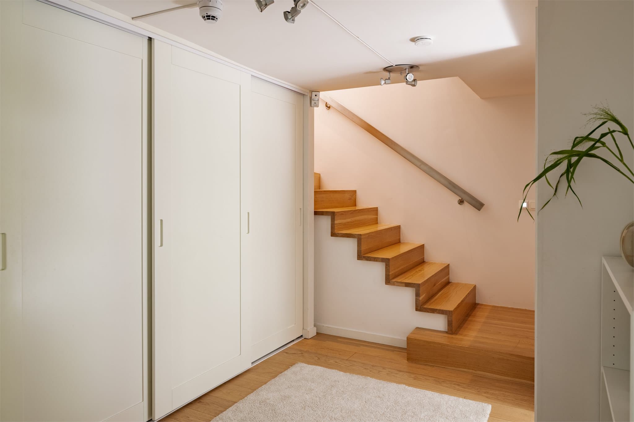 Hele underetasjen har gjennomgående parkett. Her finner du en stor, plassbygget skyvedørsgarderobe som gir svært gode oppbevaringsmuligheter.