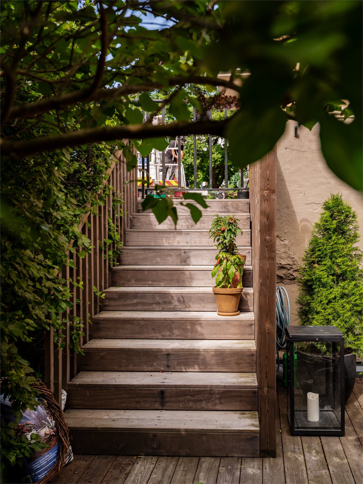 Uteområdet ble oppgradert i 2025 med eksklusive Kebony terrassebord og ny utetrapp, og fremstår som et naturlig forlengelse av boligen.