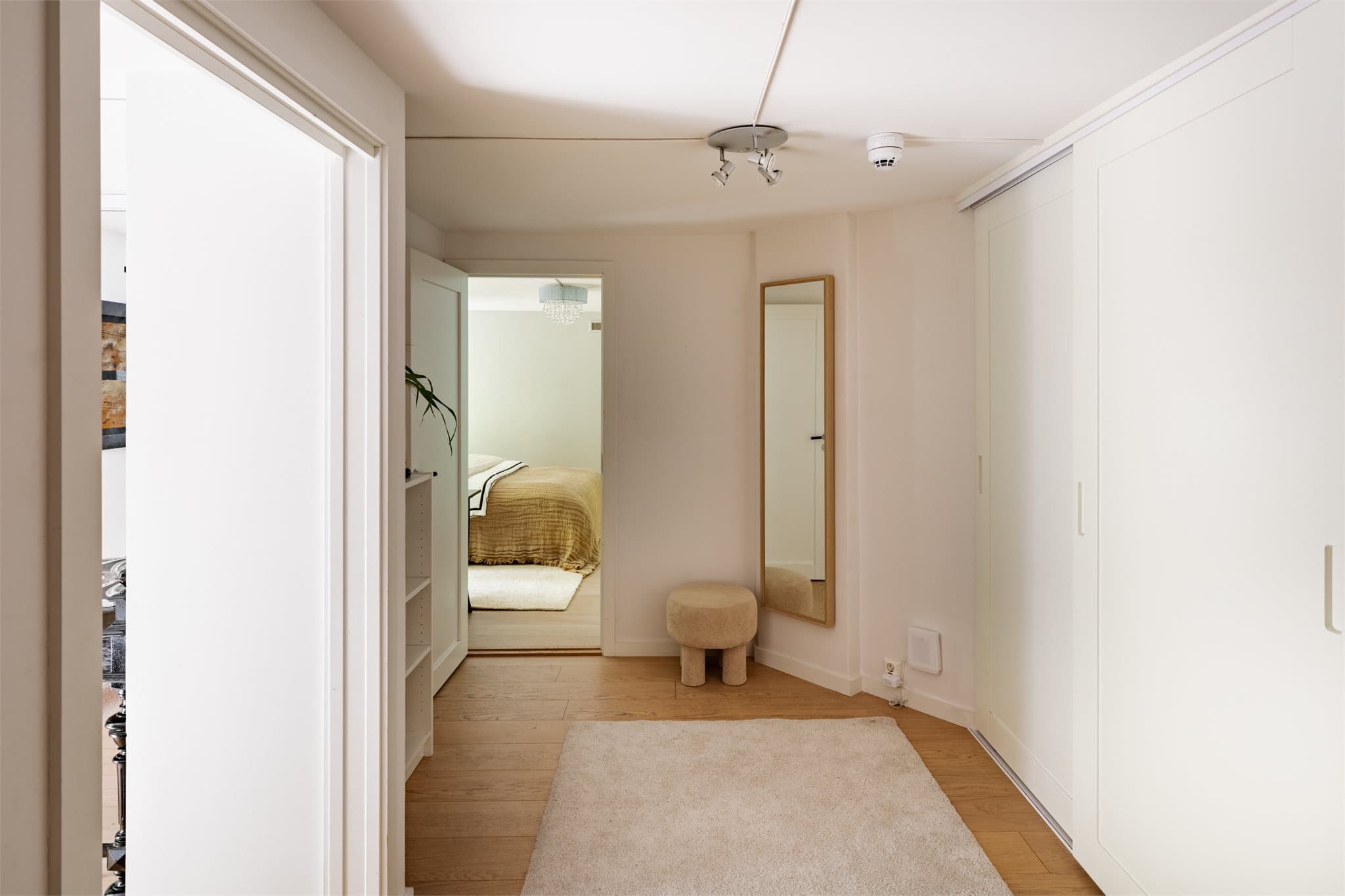 God belysning og behagelige varmekabler i hele underetasjen bidrar til en lun og komfortabel atmosfære.
