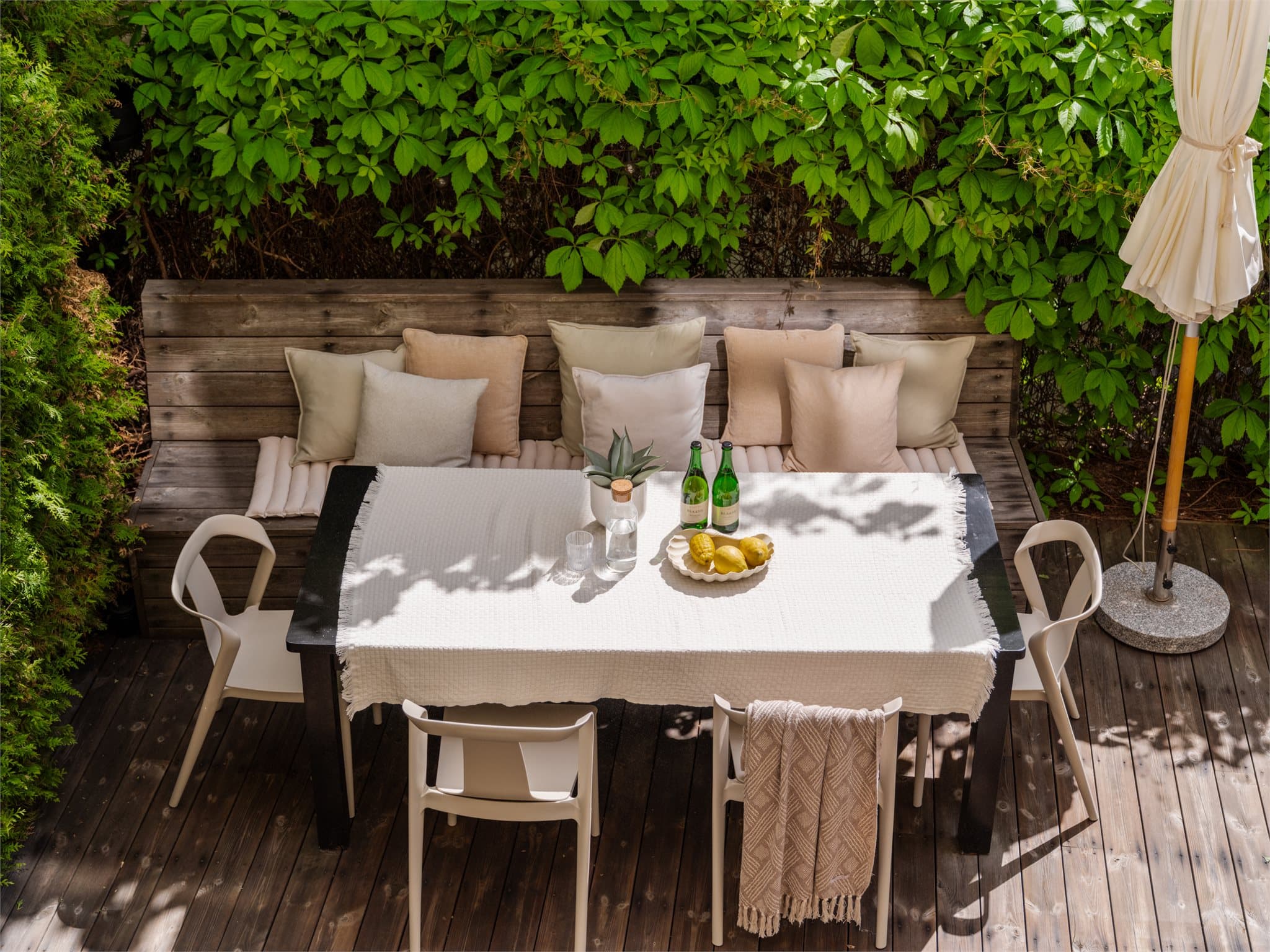 Terrassen har rikelig med plass for både spise- og loungegruppe.