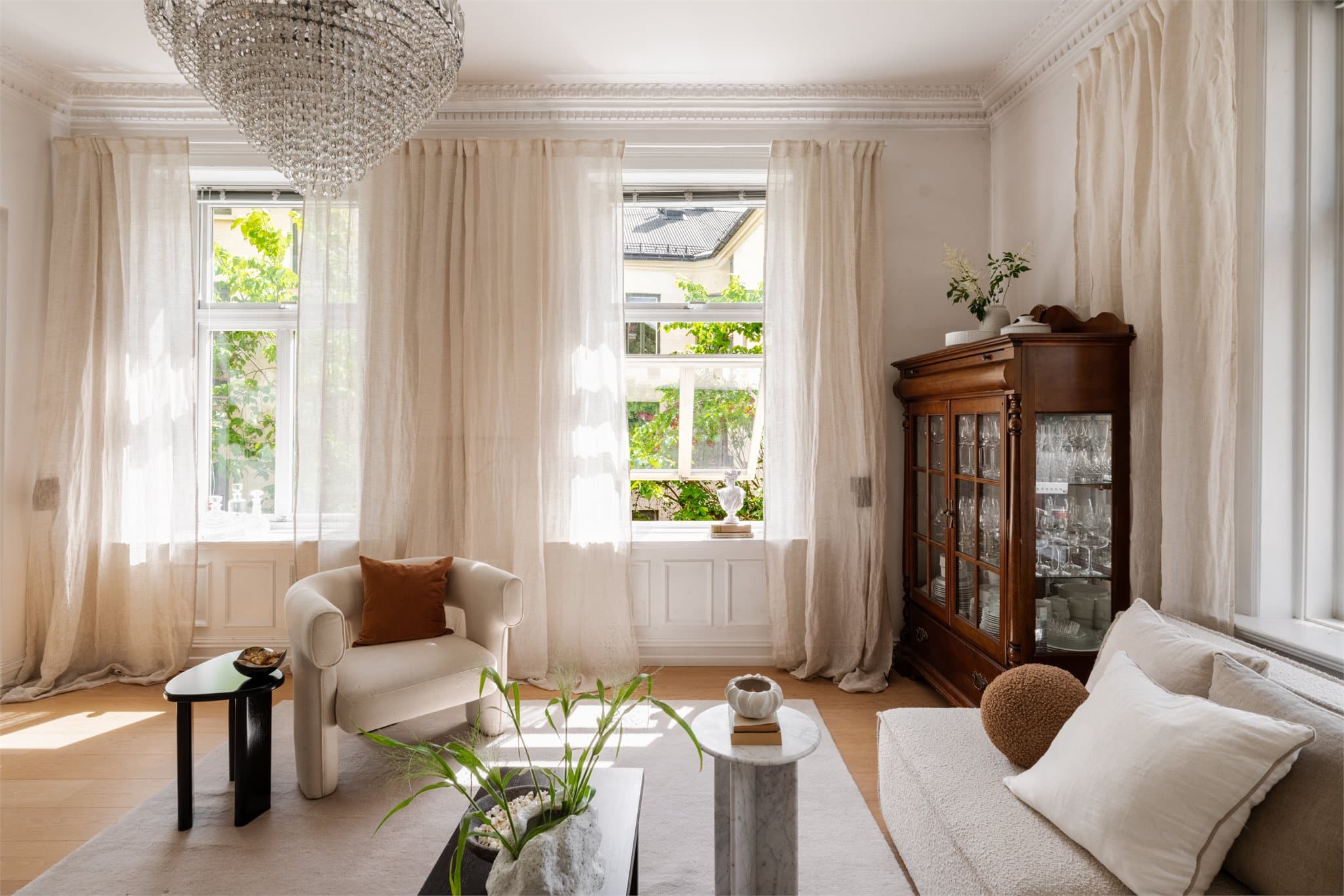 Flere store vindusflater slipper inn rikelig med dagslys og gir hyggelig utsyn mot den rolige bakgården og boligens private uteplass.
