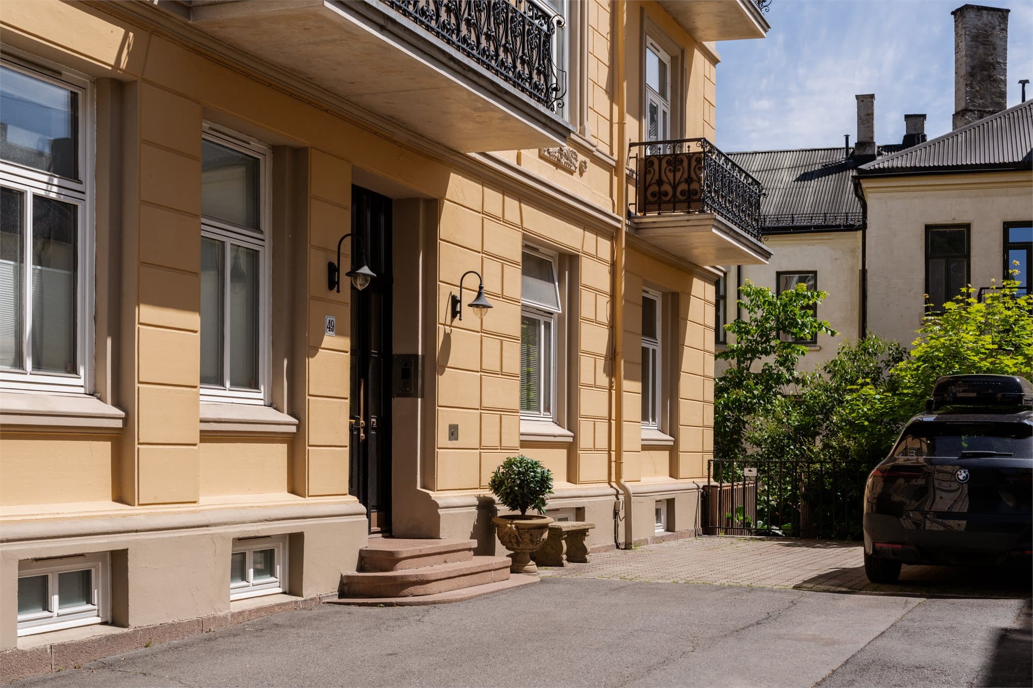 Representativ og velholdt bygård fra 1897 på Frogner.