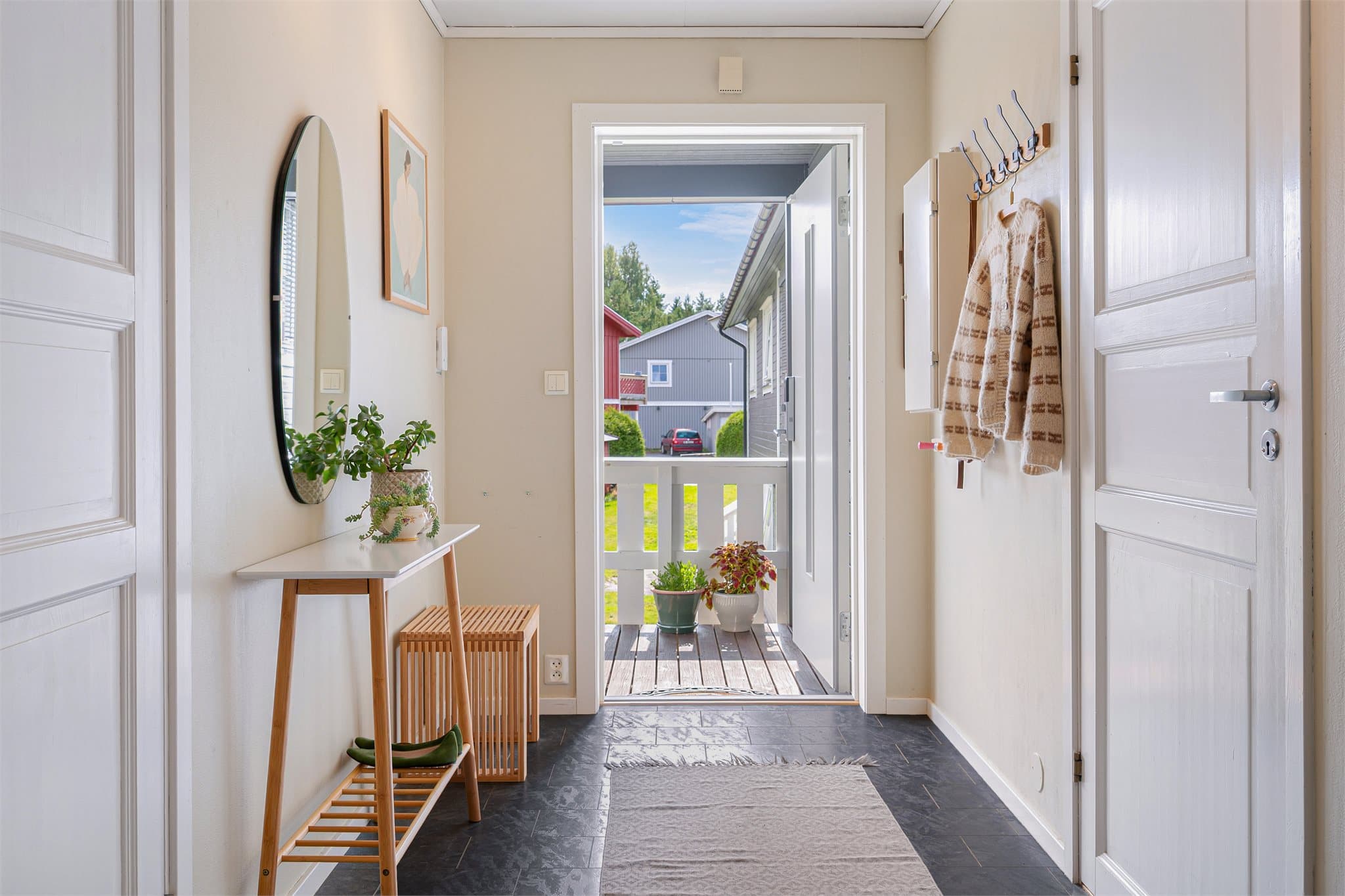Velkommen inn! Lysmalt entré med knaggrekke.