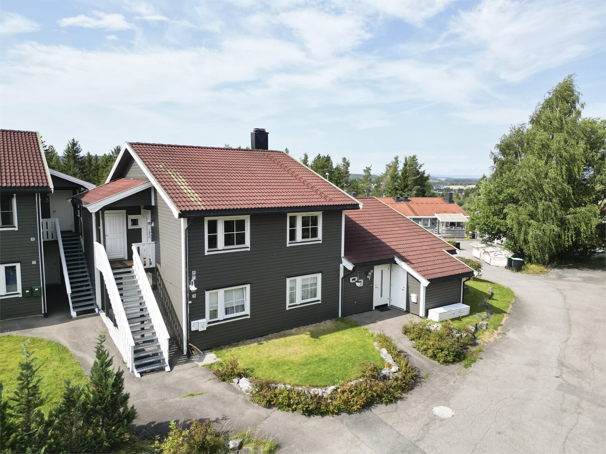 I tilknytning inngangspartiet har man en sportsbod. Inngangspartiet byr på morgensol.