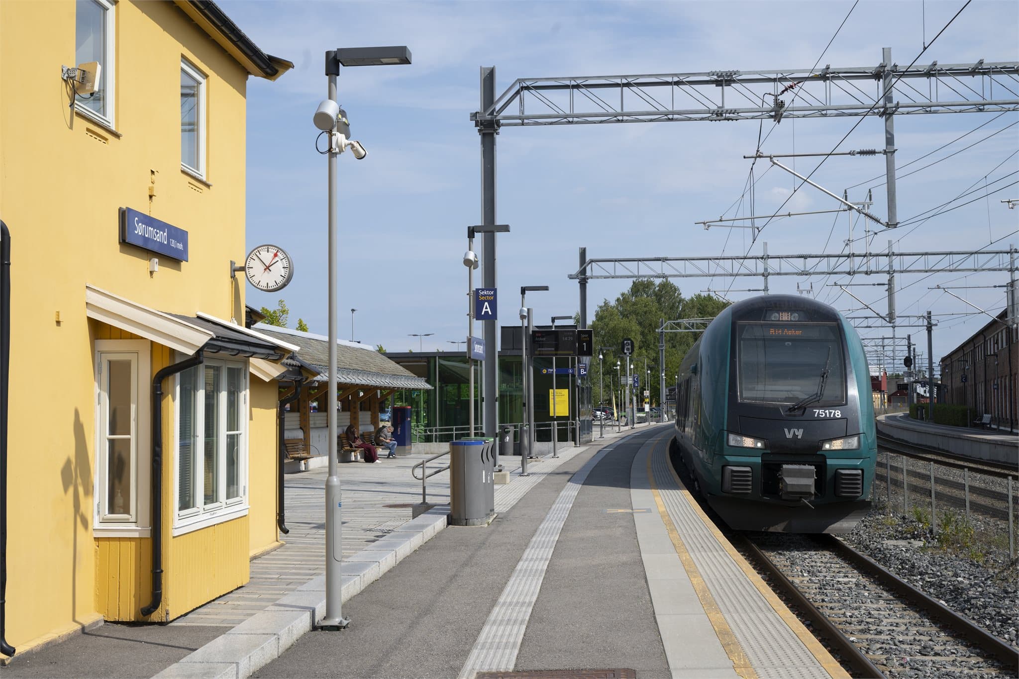 Fra eiendommen er det kort vei til sentrum hvor du har tog- og busstasjon.