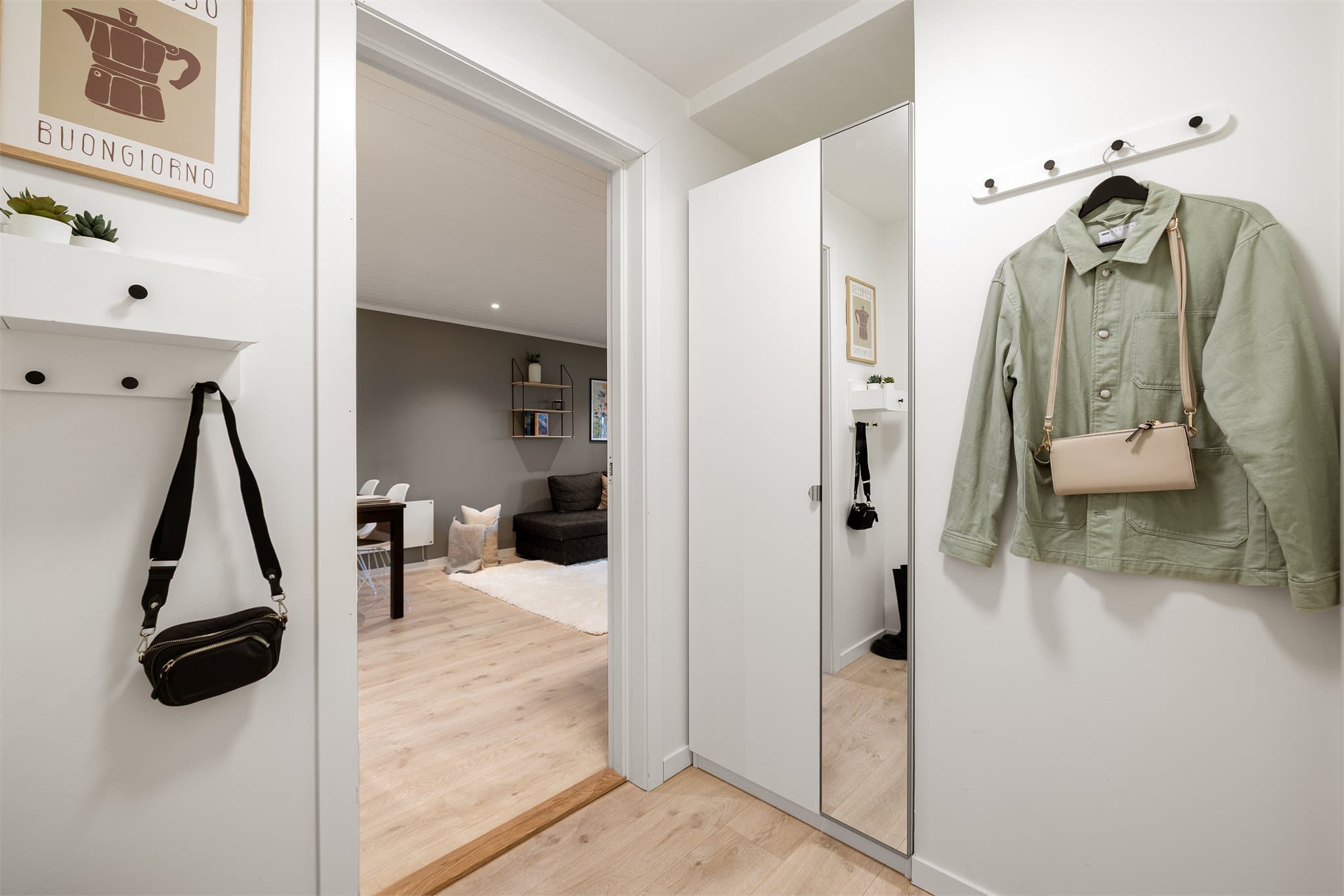 Entré med plass til garderobe og oppheng av yttertøy. Leiligheten disponerer også en bod i kjeller som gir gode oppbevaringsmuligheter.