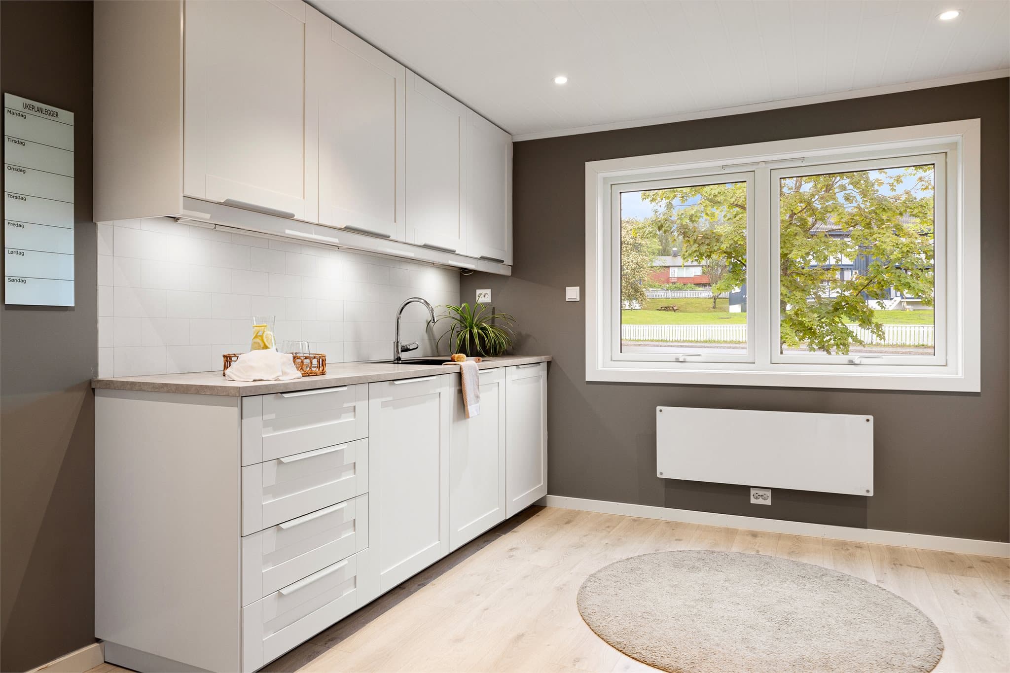 Downlights i himlingen gir en behagelig og fin belysning på kjøkkenet.