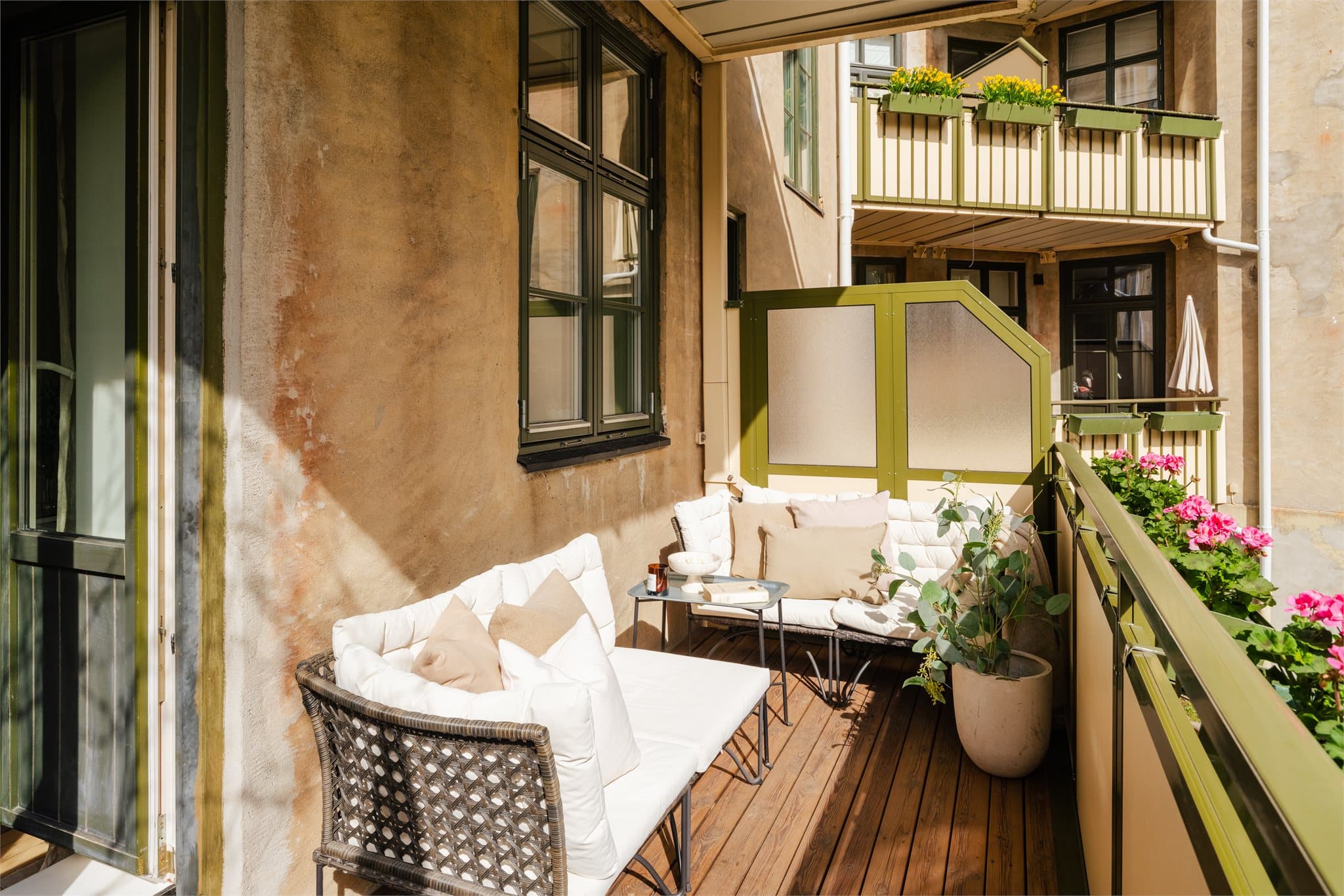 Balkong på ca. 8 m² ligger sydvestvendt og har gode solrforhold.