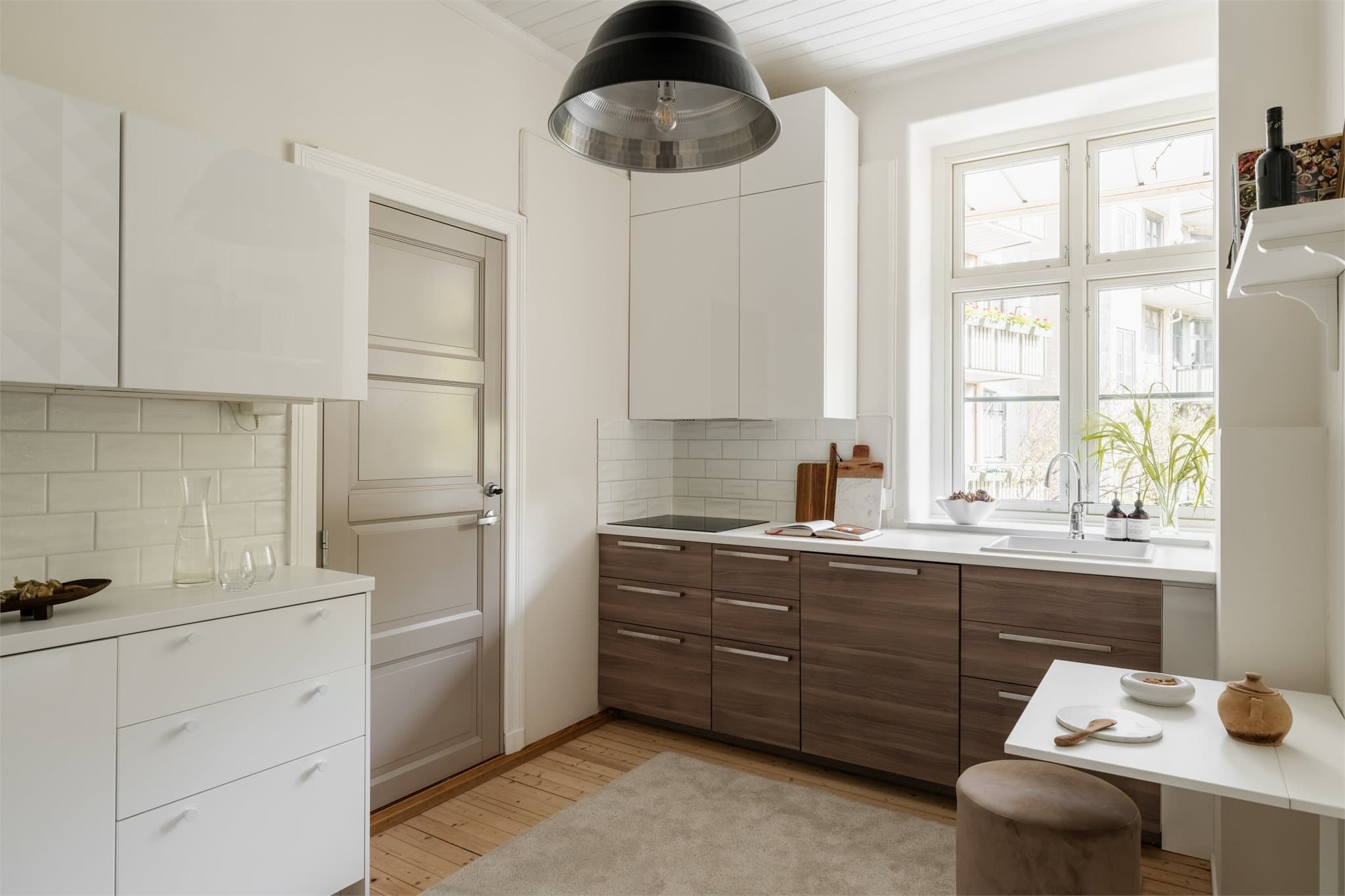 Kjøkkenet er et separat rom med en praktisk og funksjonell innredning med glatte fronter og slitesterk laminatbenkeplate.