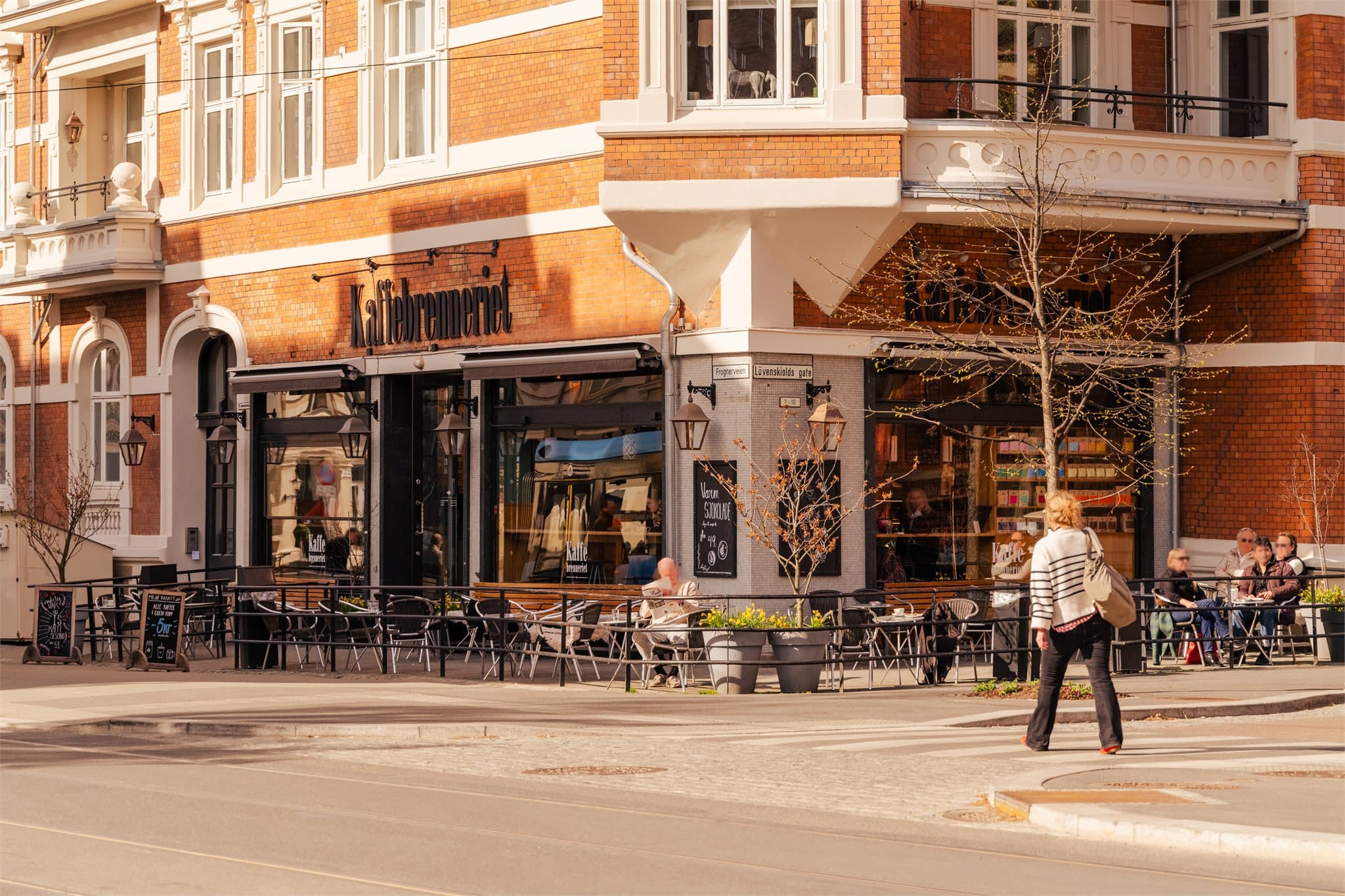 Området byr på et rikt utvalg av servicetilbud, med dagligvarebutikker, vinmonopol, post og populære bakerier/kafeer.