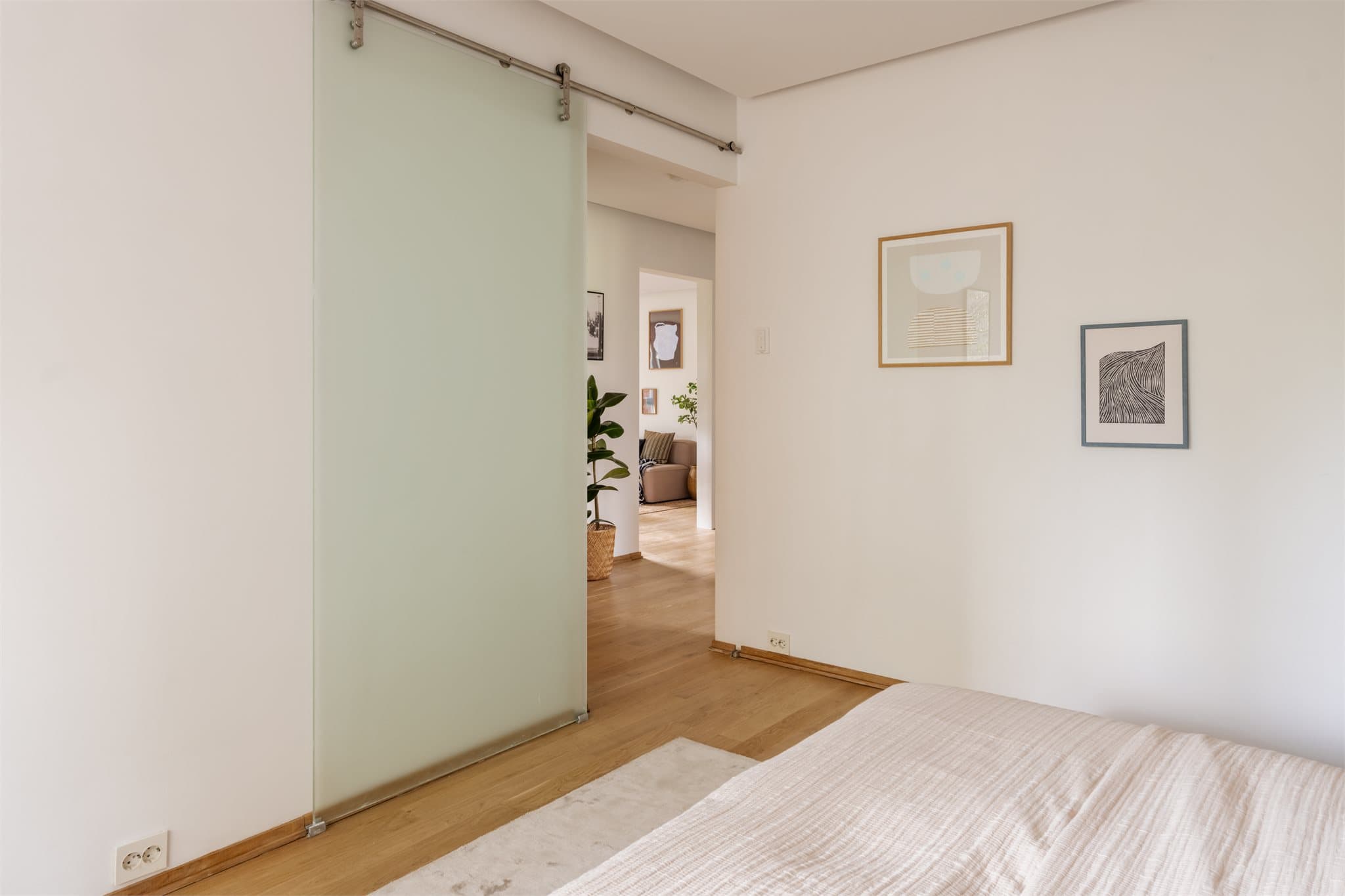 Skyvedør i herdet glass gir både plassbesparelse og en kul visuell detalj.