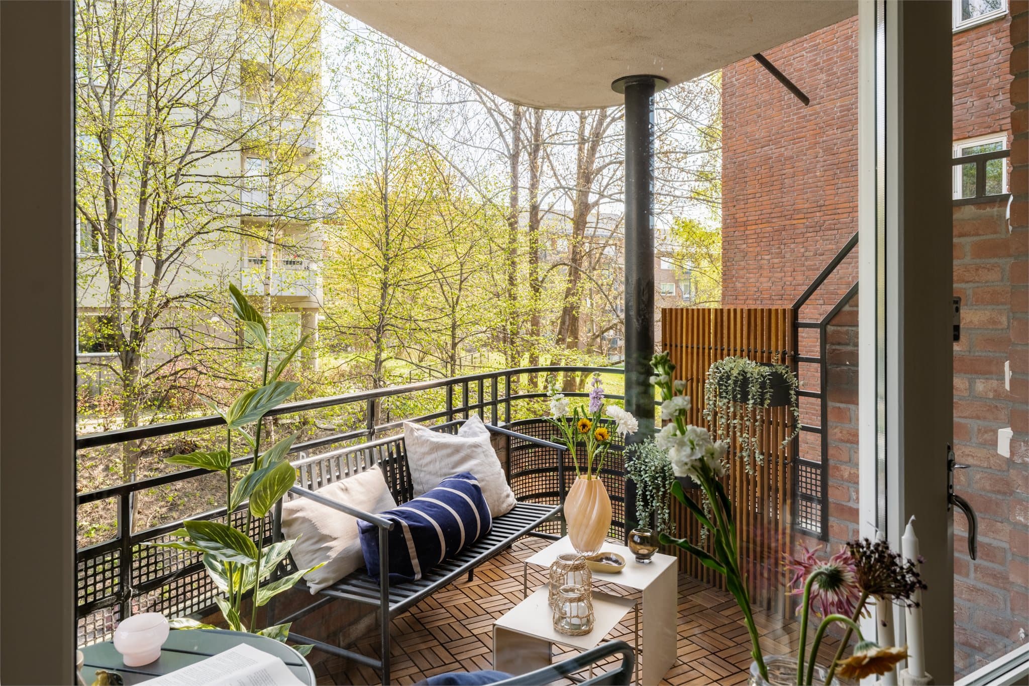 Balkongen på 6 m² gir plass til utemøbler, beplantning og grill.