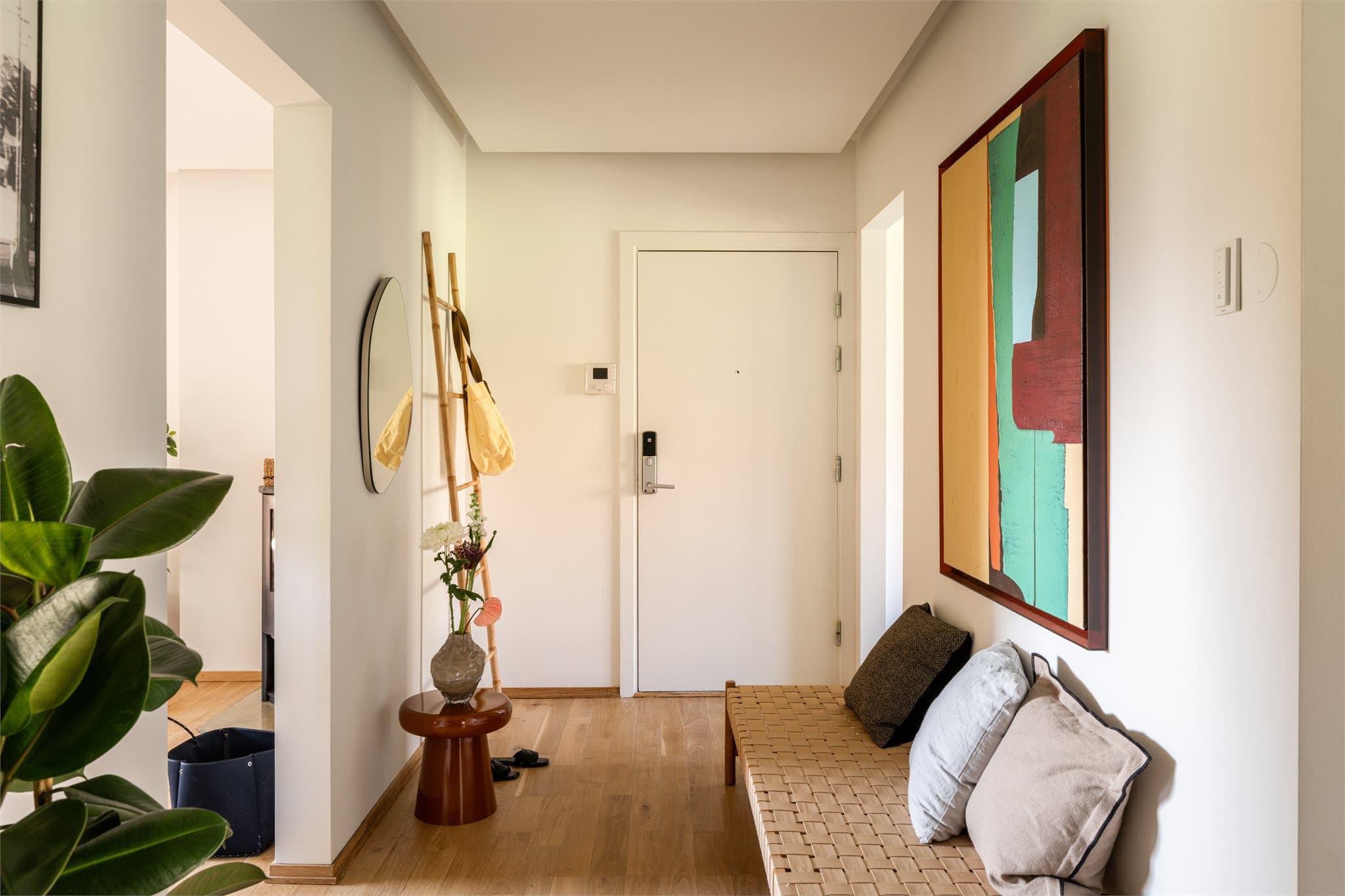 Velkommen hjem! Med Yale Doorman på døren får du en trygg og moderne sikkerhetsløsning.