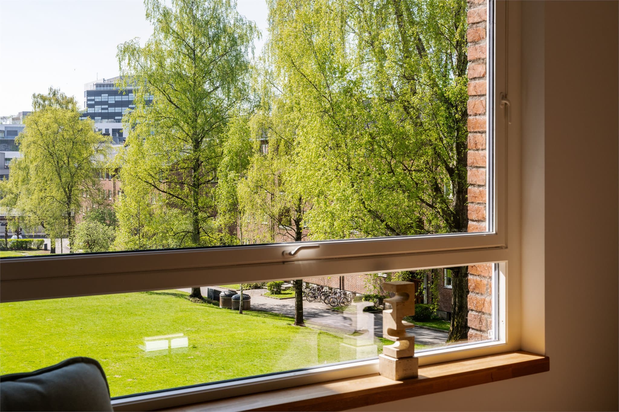 Hoff Terrasse omtales som «den grønne lungen på Ullern» og har rikelig med grønne områder.