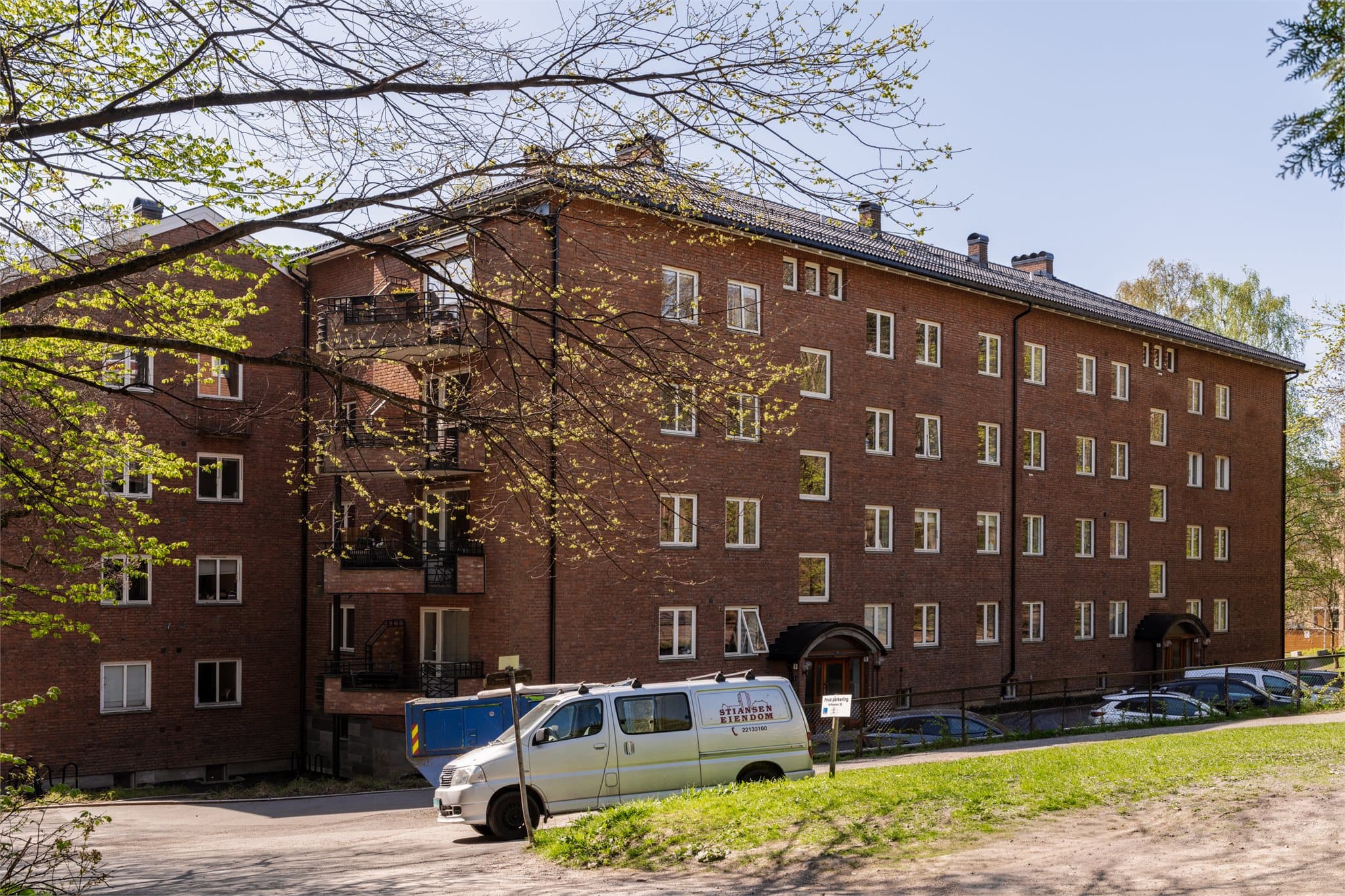 Et barnevennlig område med flere barnehager i nærheten, samt egen lekeplass i sameiet.