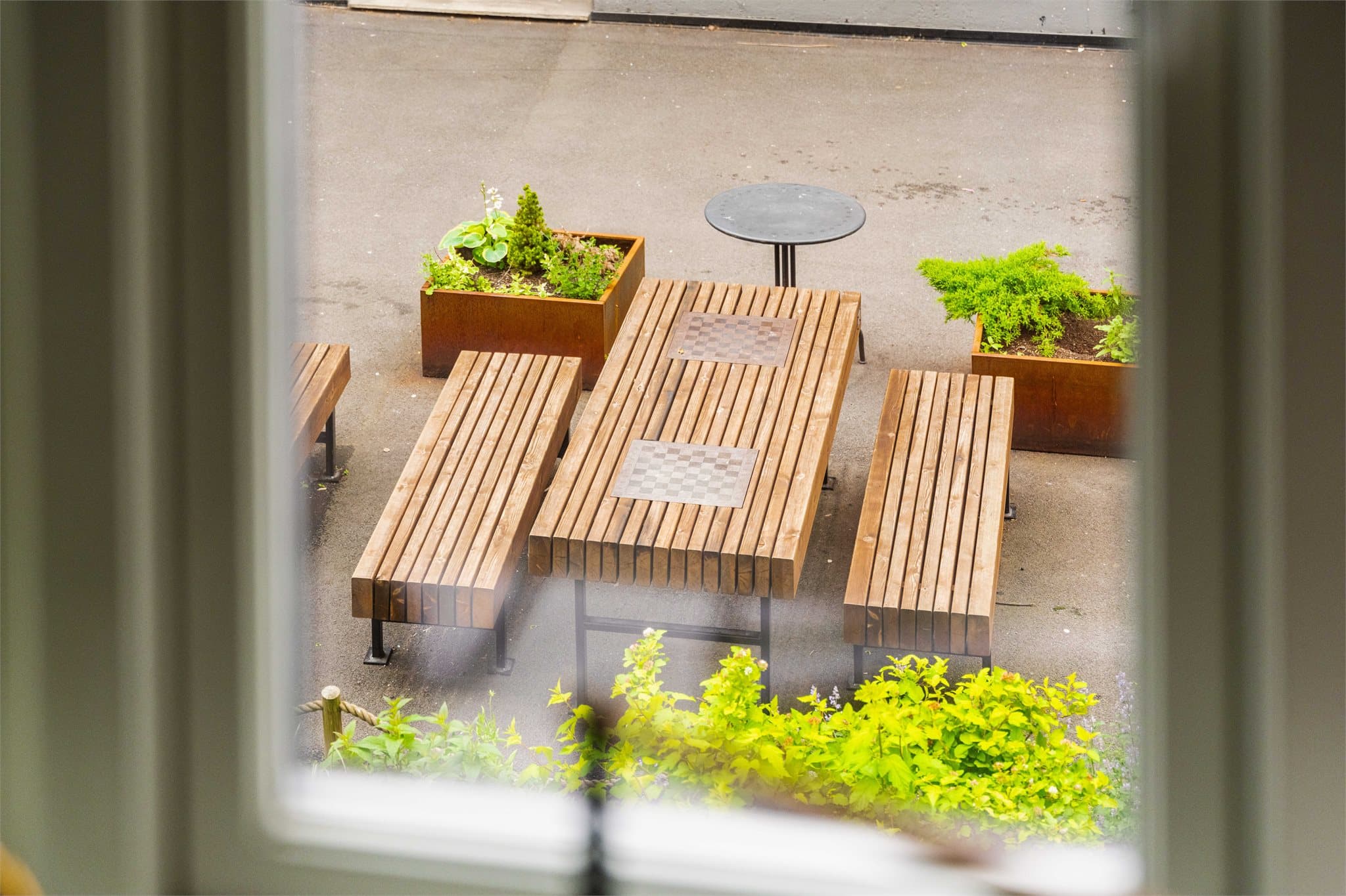 Fine uteområder i bakgården med sitteplasser og gjennomført beplantning, som skaper et trivelig og innbydende miljø for opphold og avslapning.