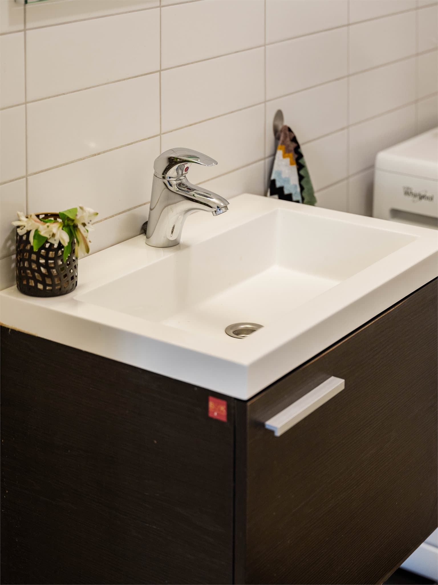 Badet har gode oppbevaringsløsninger med plass til hygieneartikler og andre nødvendigheter.