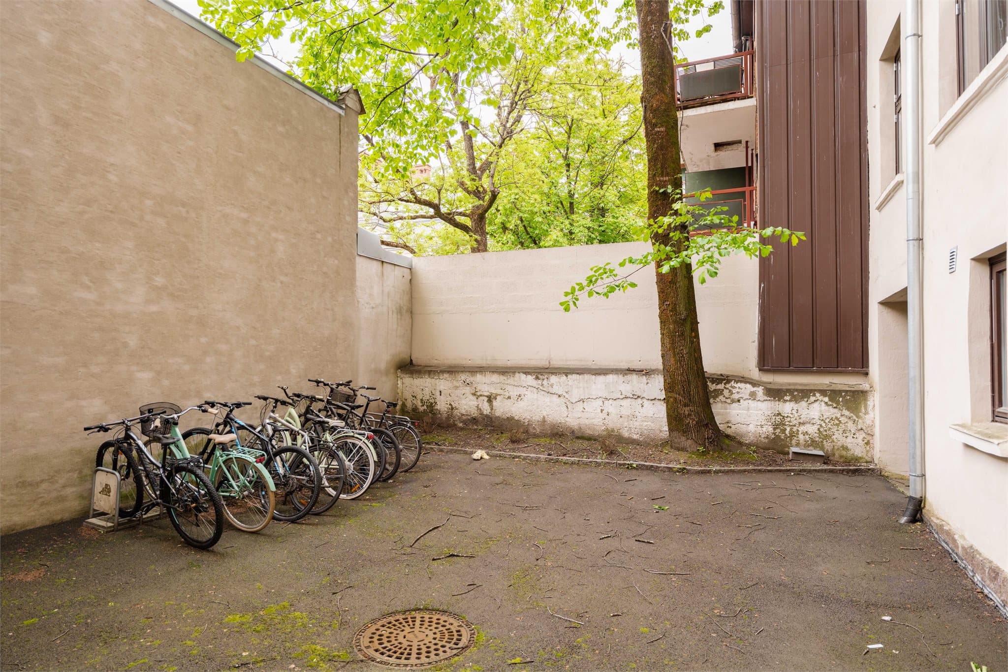 Praktisk bakgård til sykkelparkering.