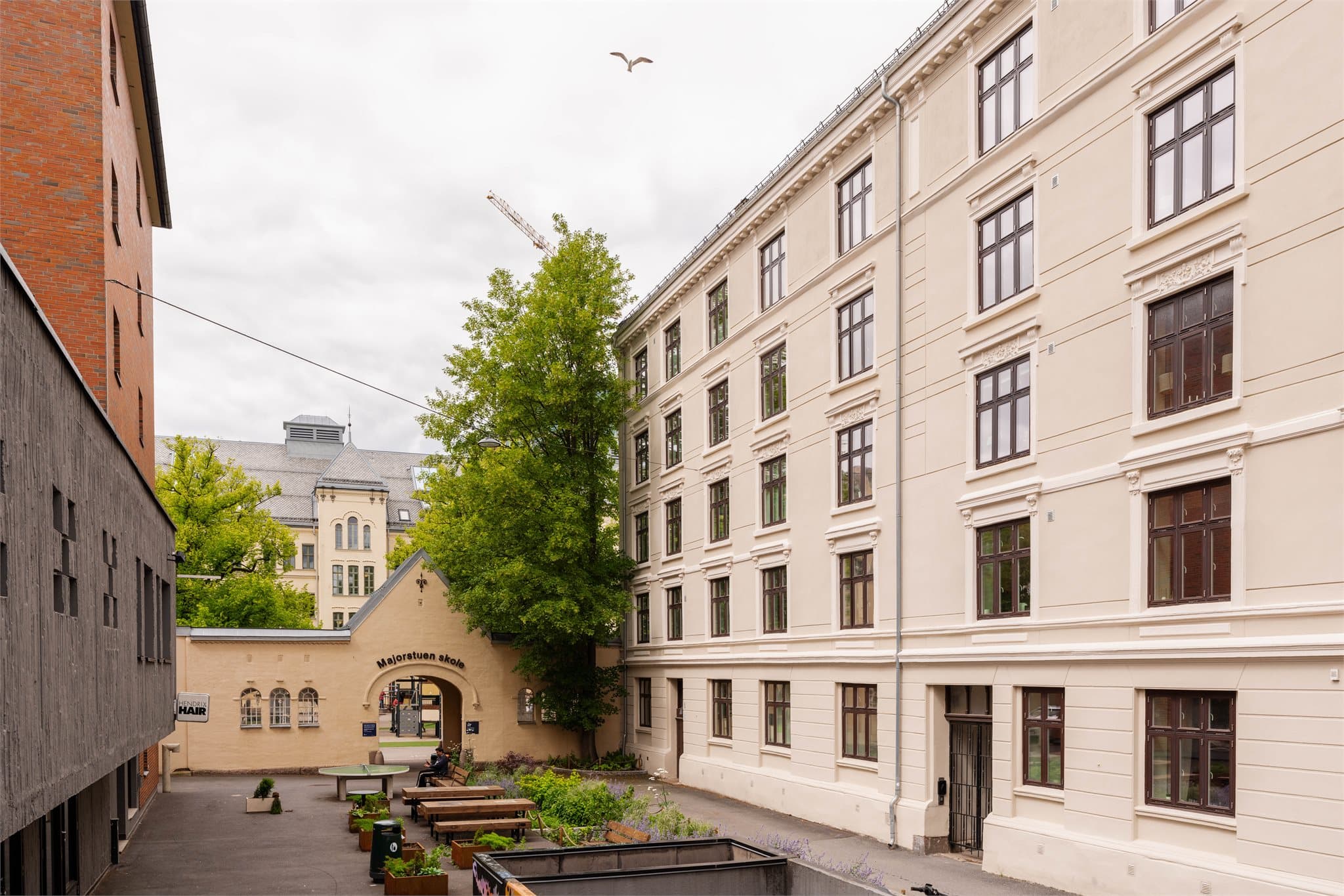 Her bor du med alt i umiddelbar nær! Det er gangavstand til Frognerparken og Marienlystparken. Det finnes utallige mange kafeer, restauranter og butikker i alle retninger.