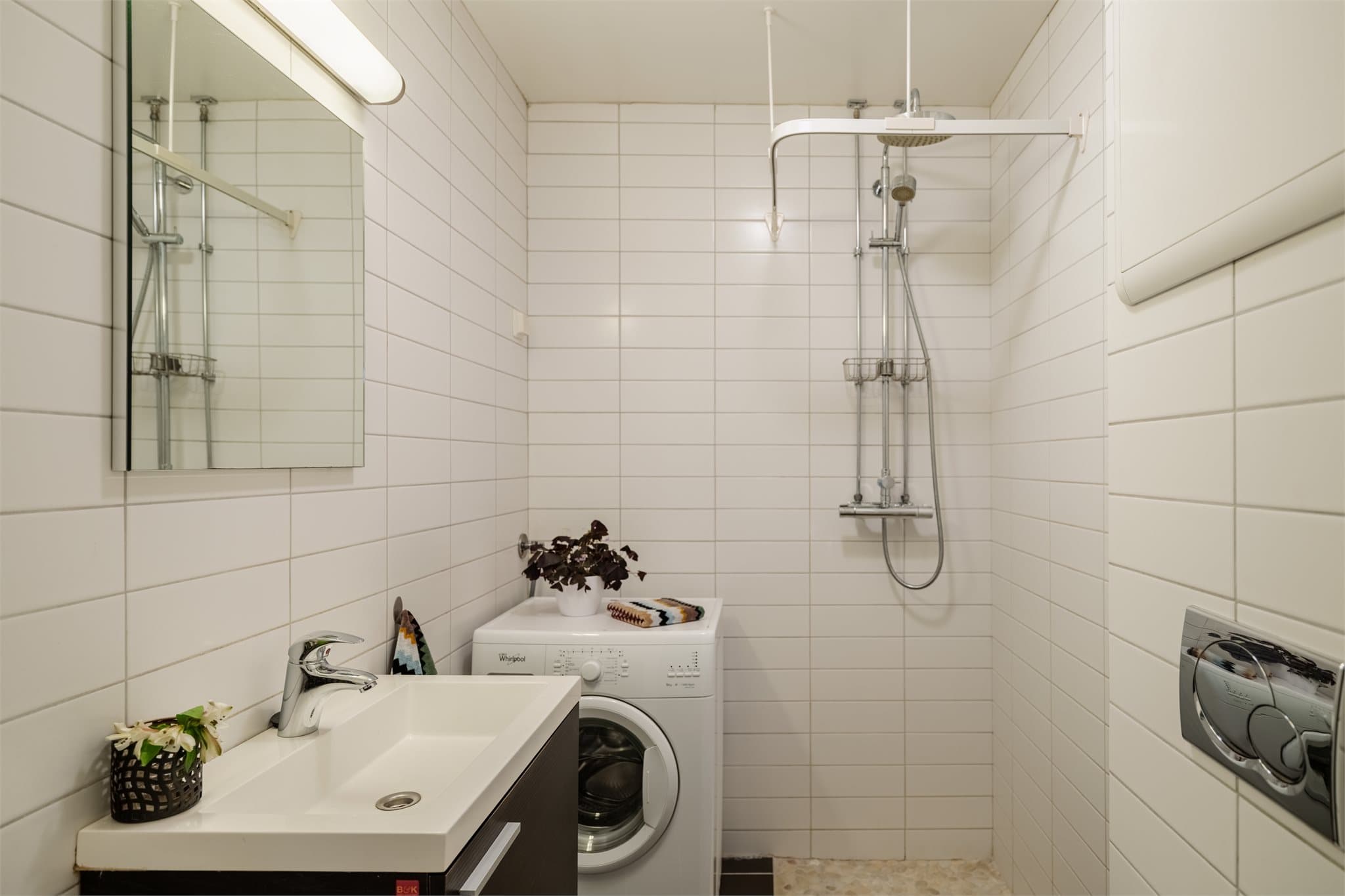 Romslig bad med varmekabler i gulvet som bidrar til økt komfort i hverdagen, enten det er under morgenstellet eller ved dagens slutt.
