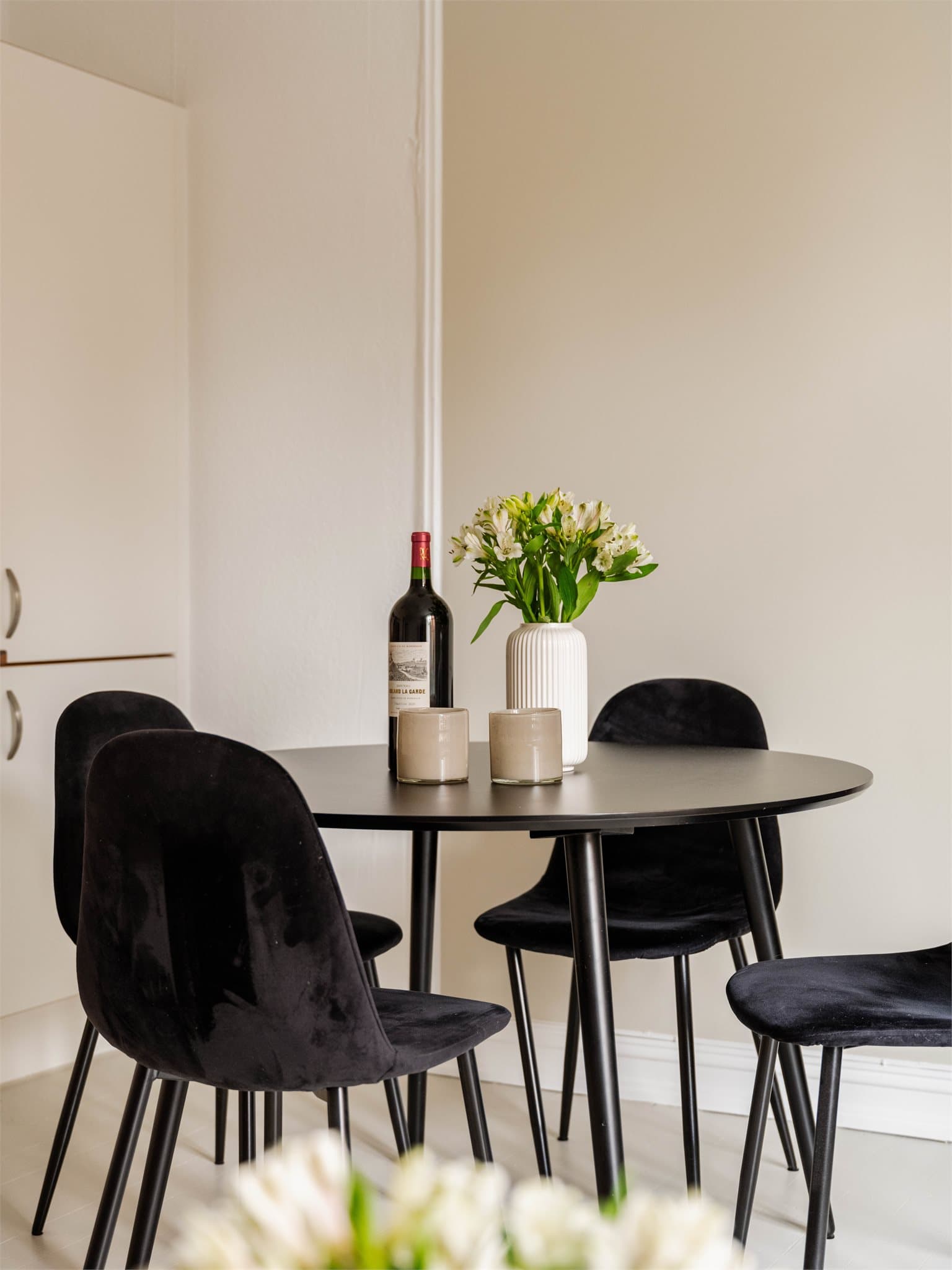 Plass til spisebord hvor du kan invitere venner og familie på hyggelige sammenkomster.