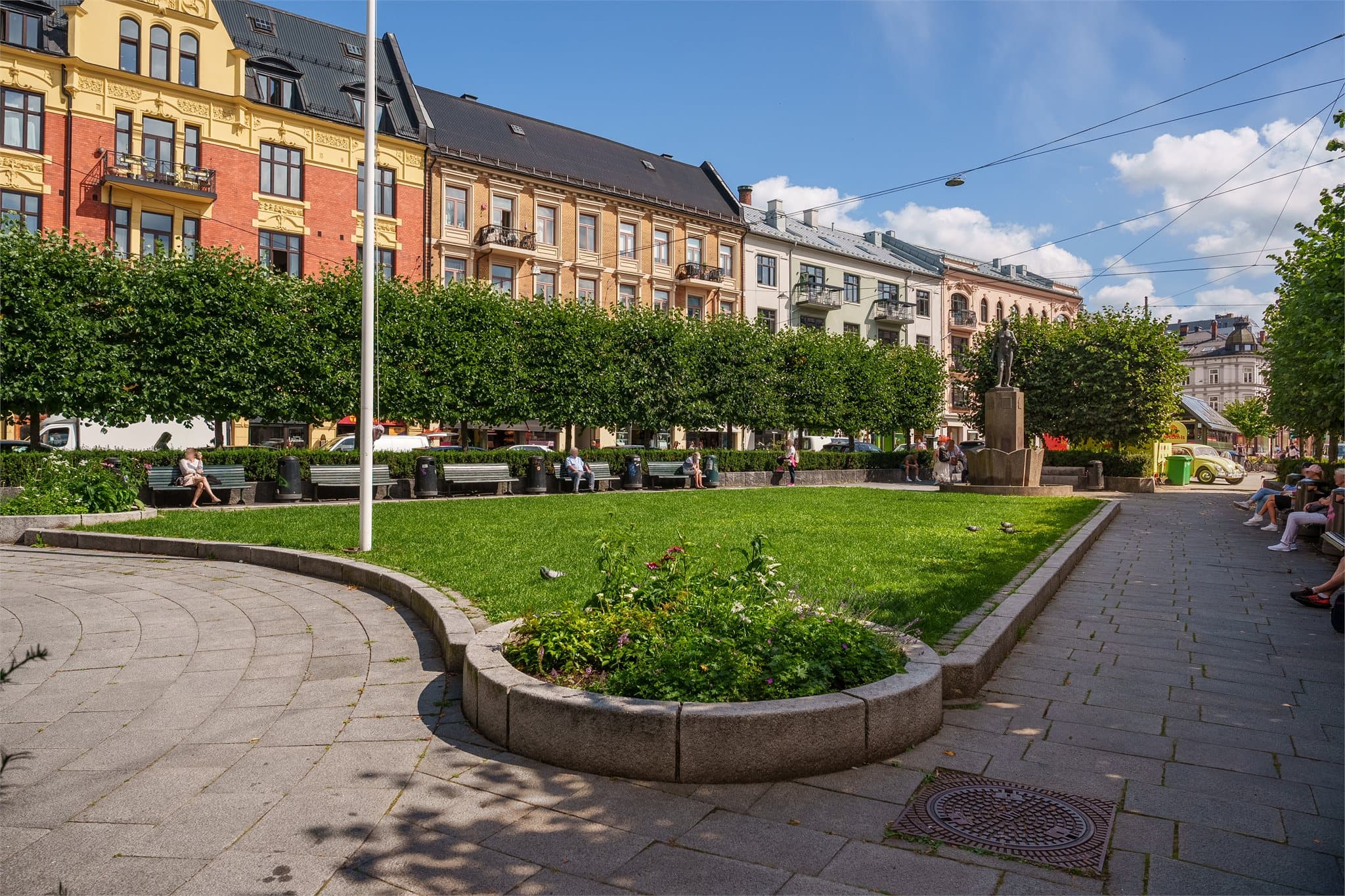 Valkyrie plass ligger kun en kort spasertur fra leiligheten. Her har du enkel tilgang til det brede servicetilbudet langs Bogstadveien, samt butikker, serveringssteder og øvrige fasiliteter ved Valkyrien Senter.