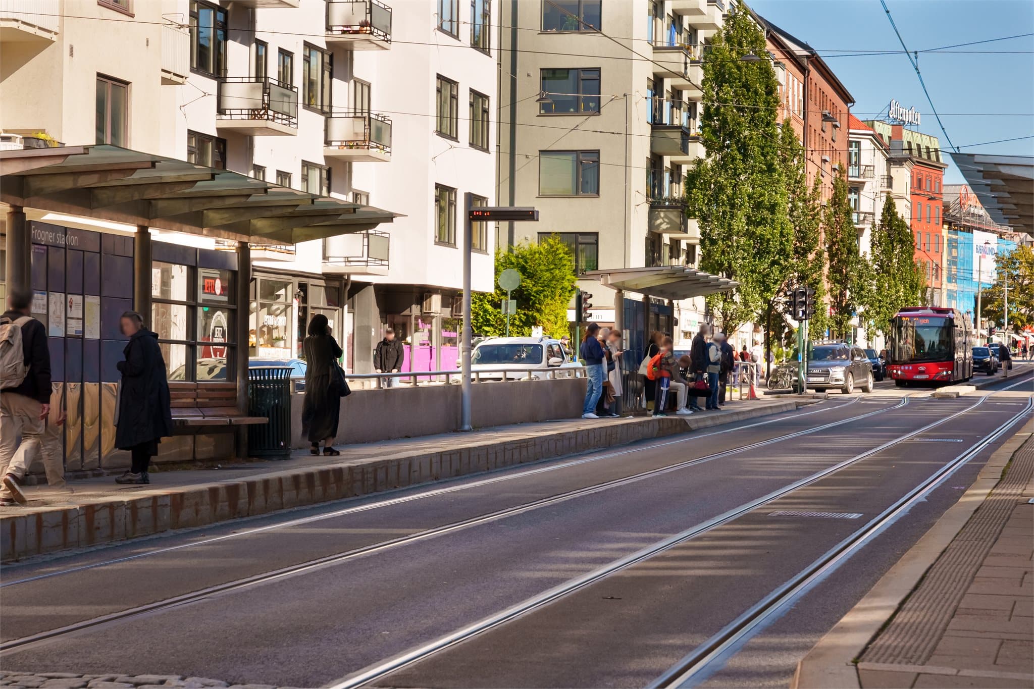 Frogner stadion trikkeholdeplass ligger i umiddelbar nærhet til leiligheten og gir enkel tilgang til kollektivtransport, med gode forbindelser til resten av byen.
