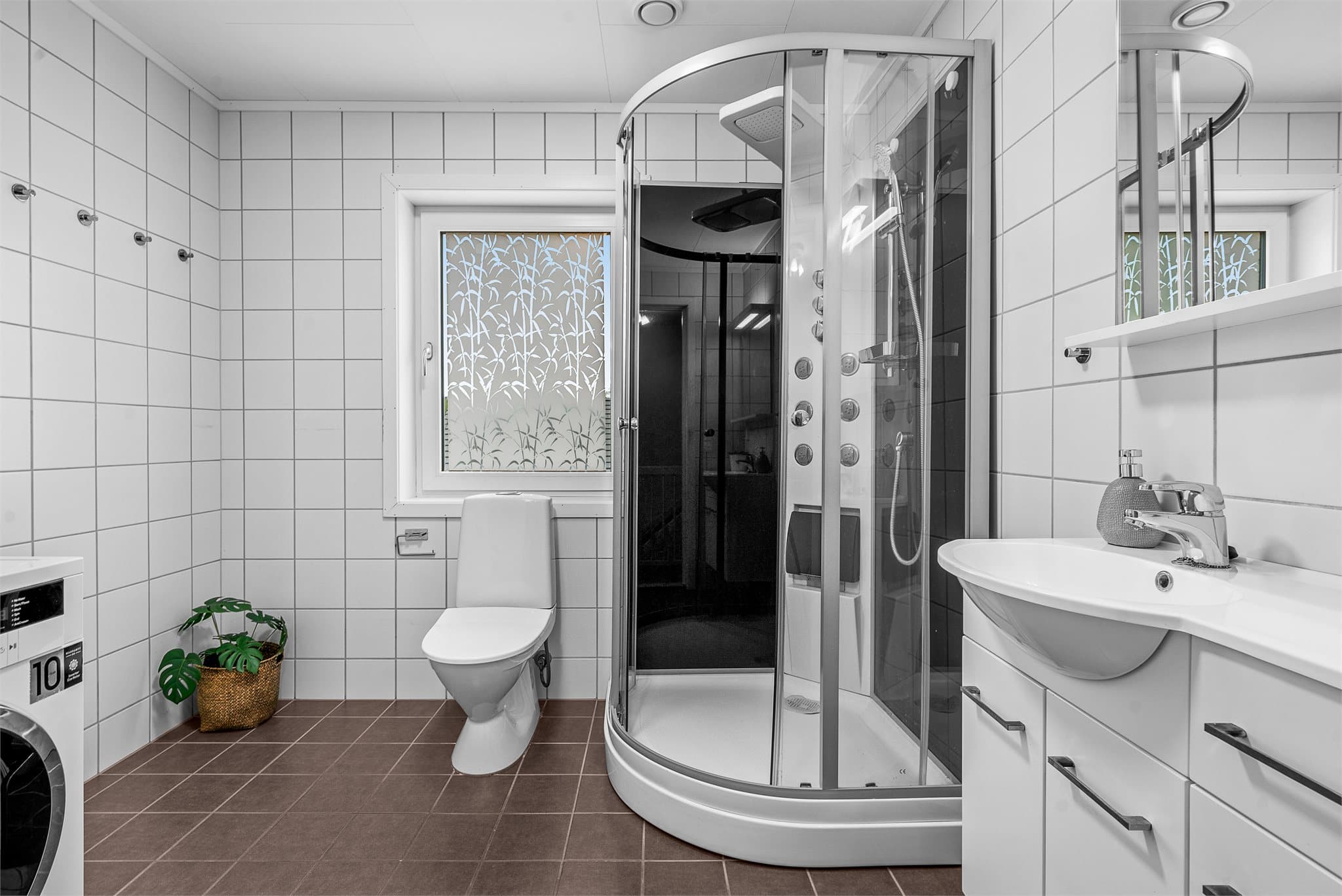 Hovedbad i 2. etasje med opplegg for vaskemaskin.
