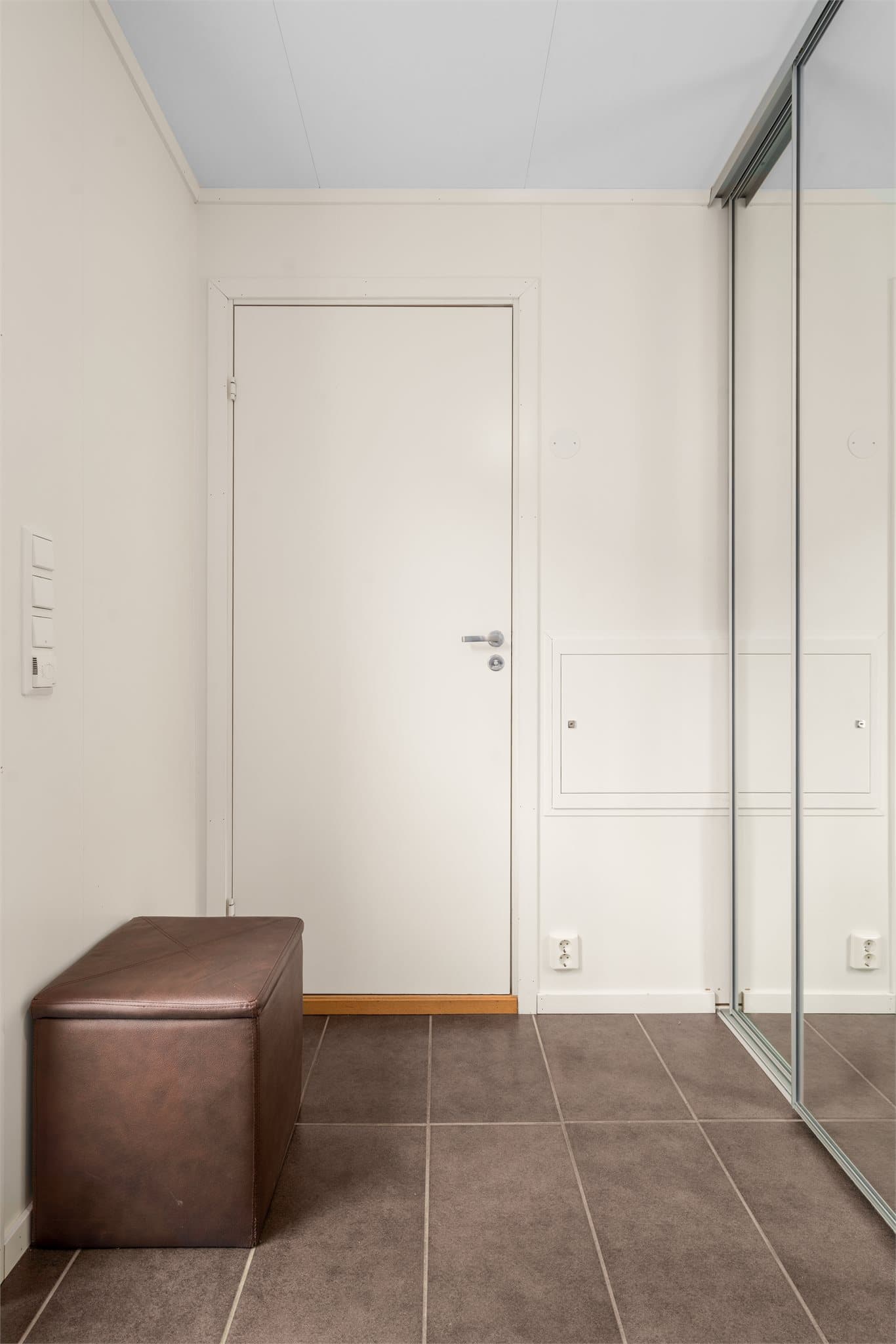 Skyvedørsgarderobe i entré gir gode oppbevaringsmuligheter.