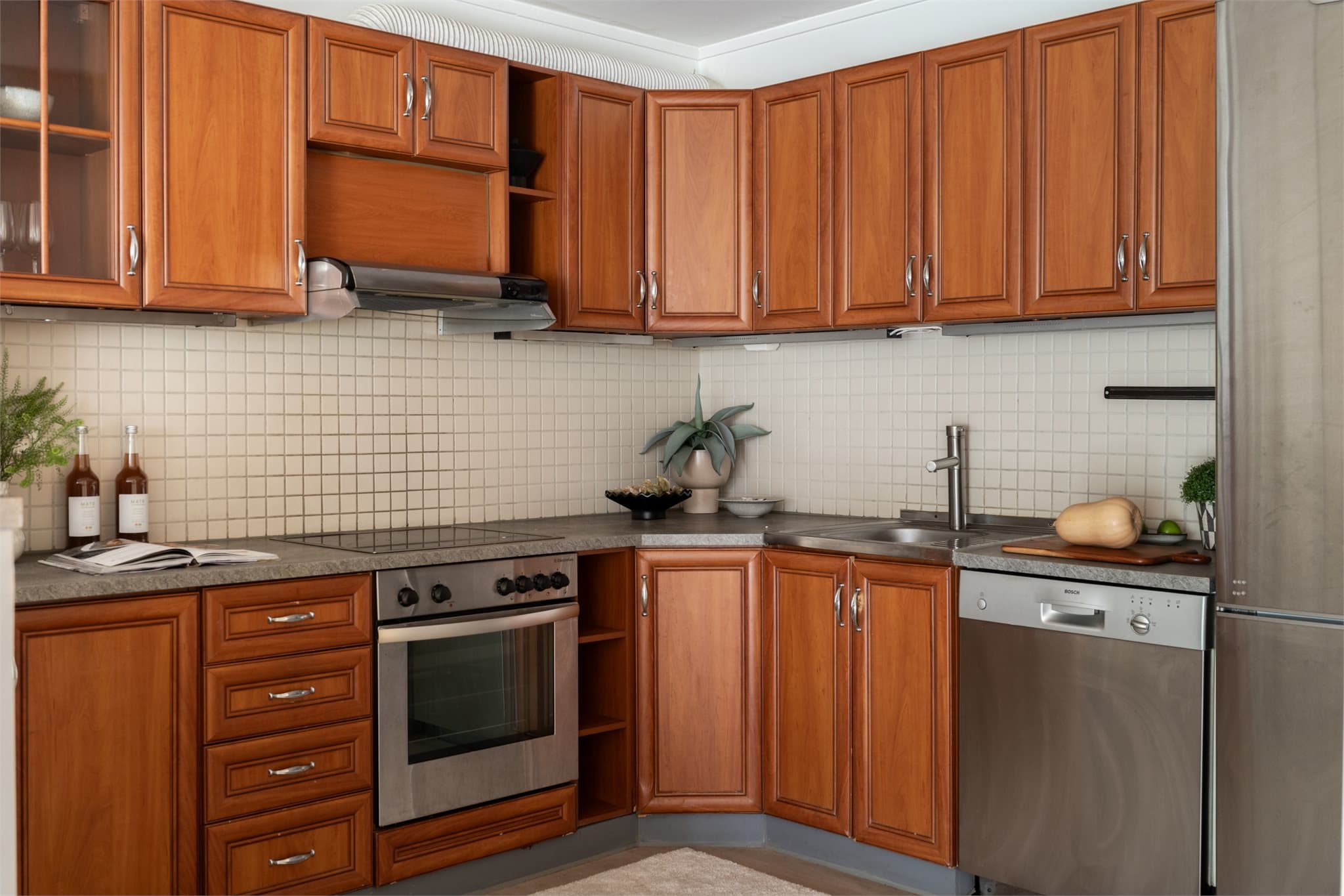 Kjøkkenet byr på god skapplass.