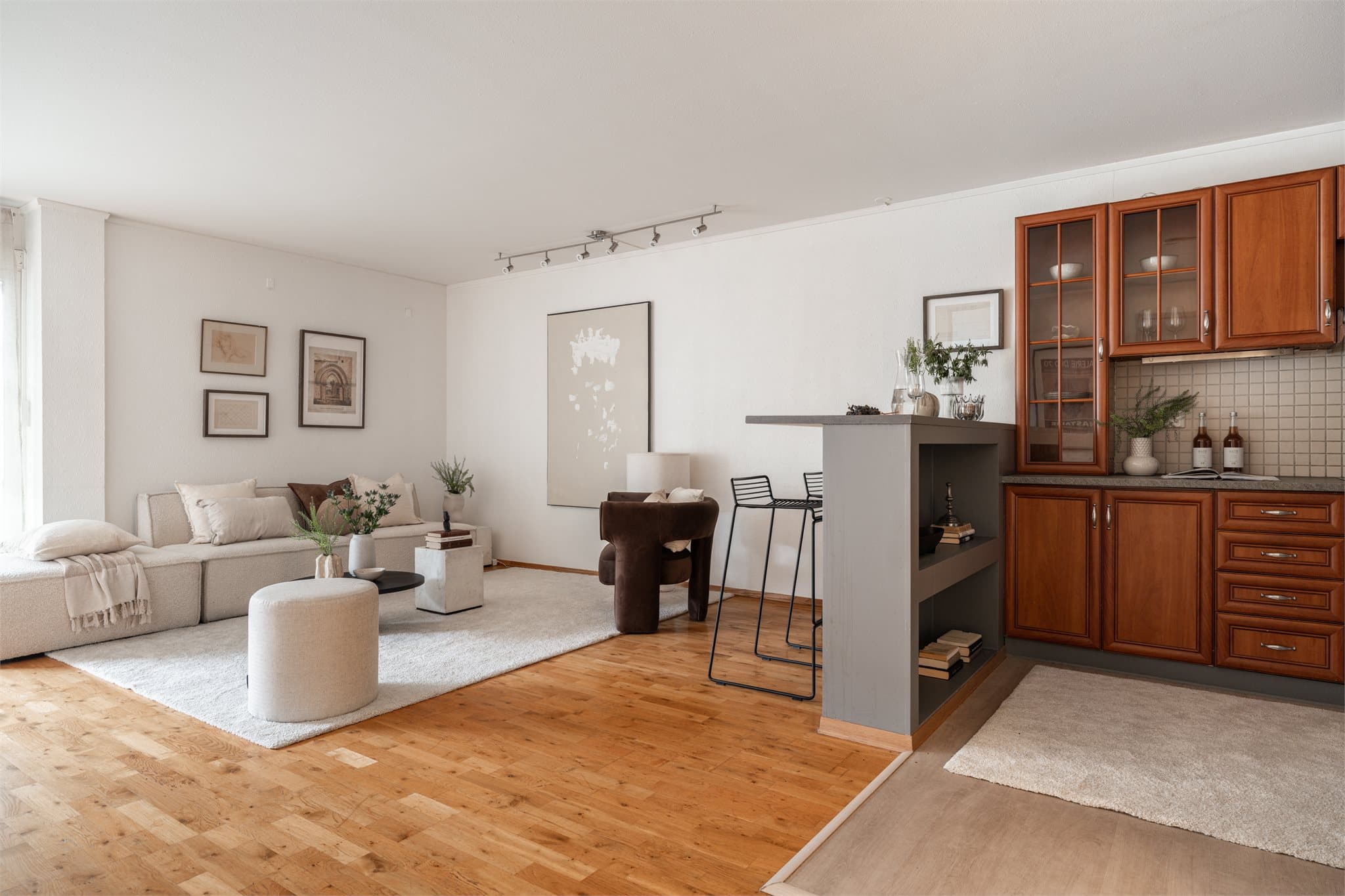 Moderne og plassbesparende åpen stue- og kjøkkenløsning.