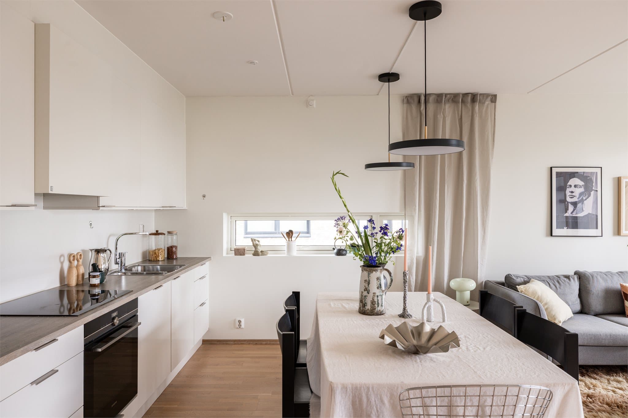 I 2019 ble det installert en kjøkkenvifte fra Røroshetta, tilpasset innredningen med matchende farge.