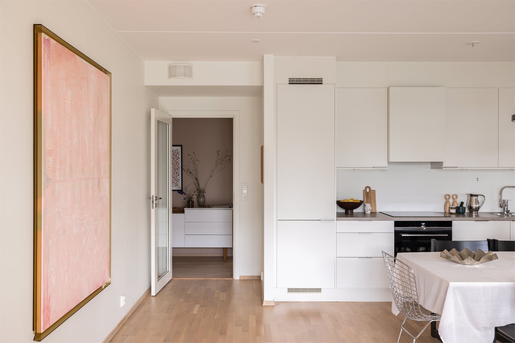 Pent kjøkken med integrerte hvitevarer.