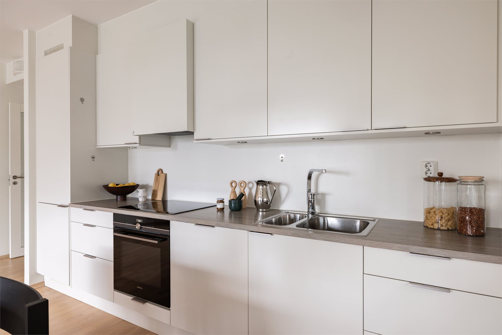 Kjøkkeninnredning fra Norema med glatte fronter.