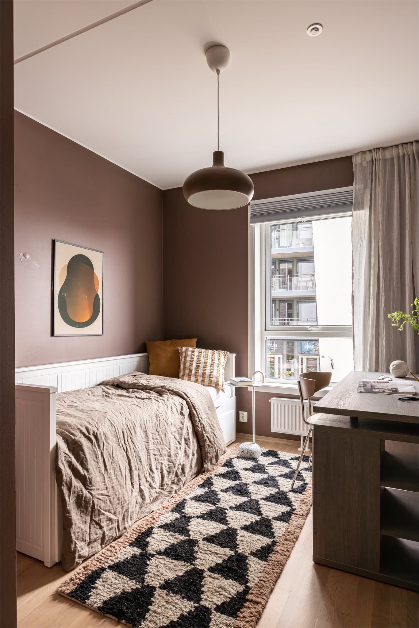 Soverommet er malt i en delikat farge.