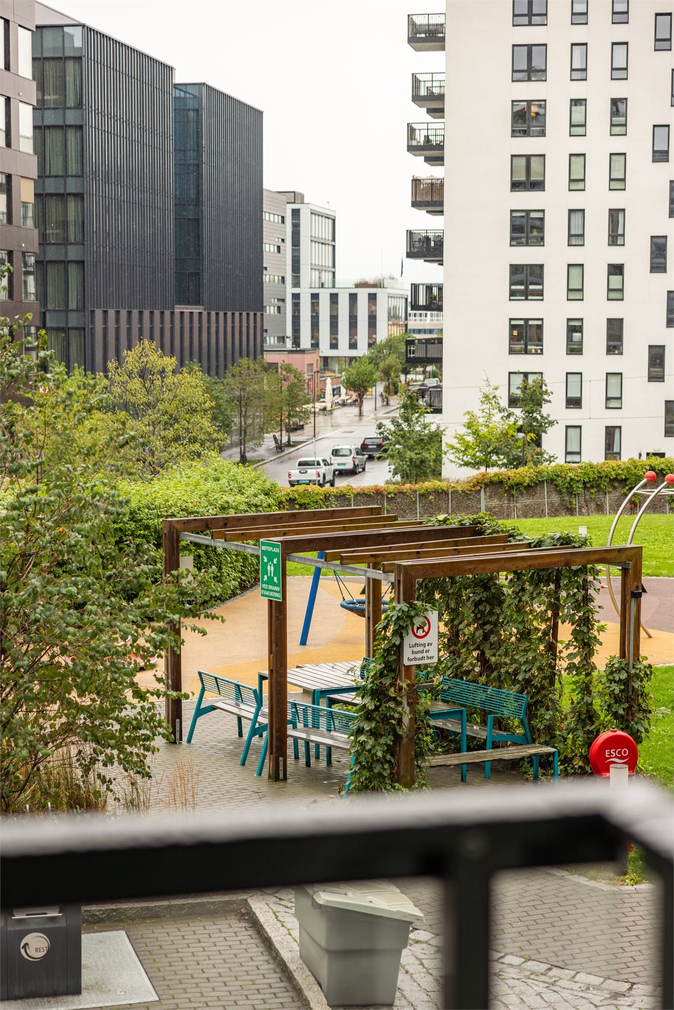 Fra balkongen er det utsyn mot sameiets fellesarealer.