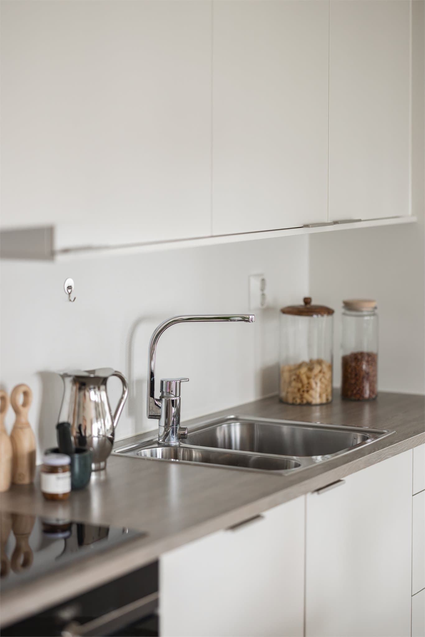 Det er installert komfyrvakt og lekkasjestopper.