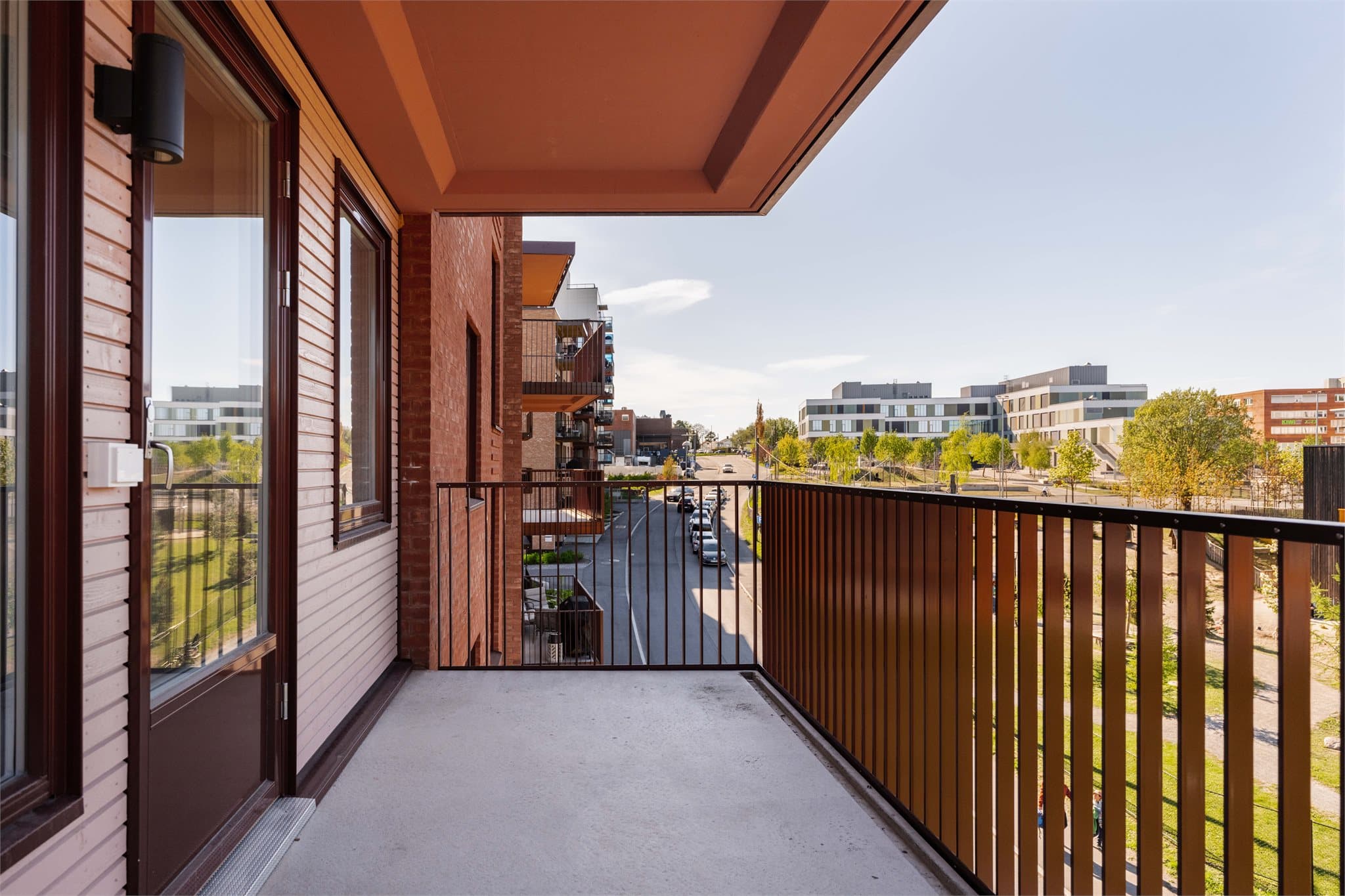 Stor balkong på hele ca. 10 kvm med god plass til alt av møbler og ettermiddags-kvelddsol. (Det er også felles takterrasse hvor du kan nyte morgensolen og formiddagssolen.