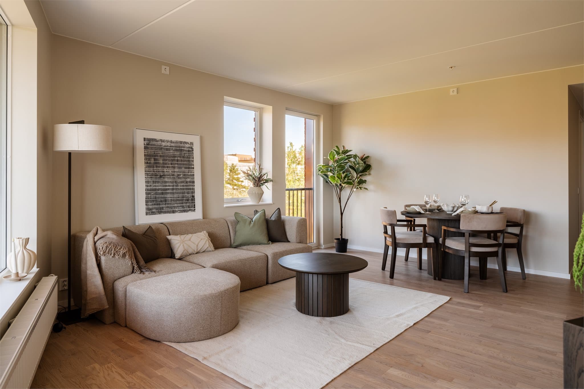 Stor stue med god plass til både sofa og spiseplass samt masse lys fra to sider.