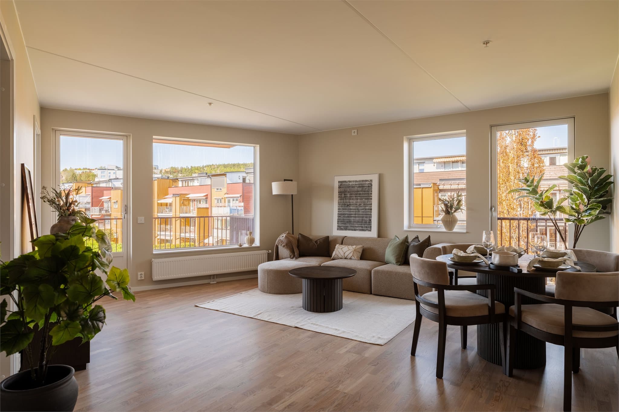 Dette er en rålekker 5-roms hjørneleilighet med en svært romslig og god planløsning, stor balkong på 10 m² og fransk balkong.